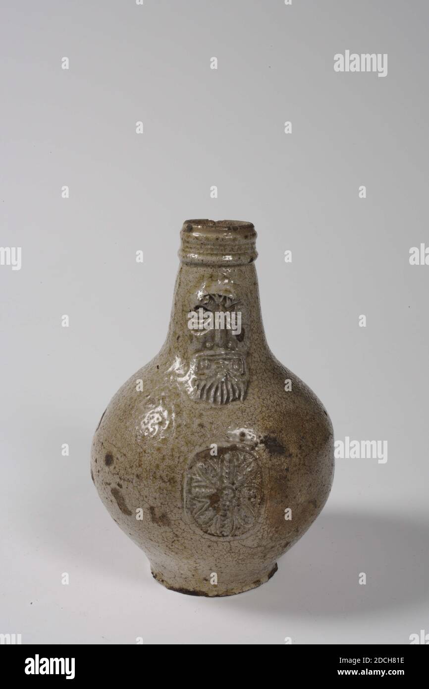 Barbe homme carafe, Anonyme, première moitié du XVIIe siècle, grès, sel glaçure, général: 22 x 15cm 220 x 150mm, pichet homme de pierre allemand, recouvert de gris glaçure. La carafe a un petit pied, un ventre sphérique, un cou droit et une oreille debout. Directement en face de l'oreille décorée d'une applique d'un visage d'homme sauvage barbu avec une rosette, 1932 Banque D'Images