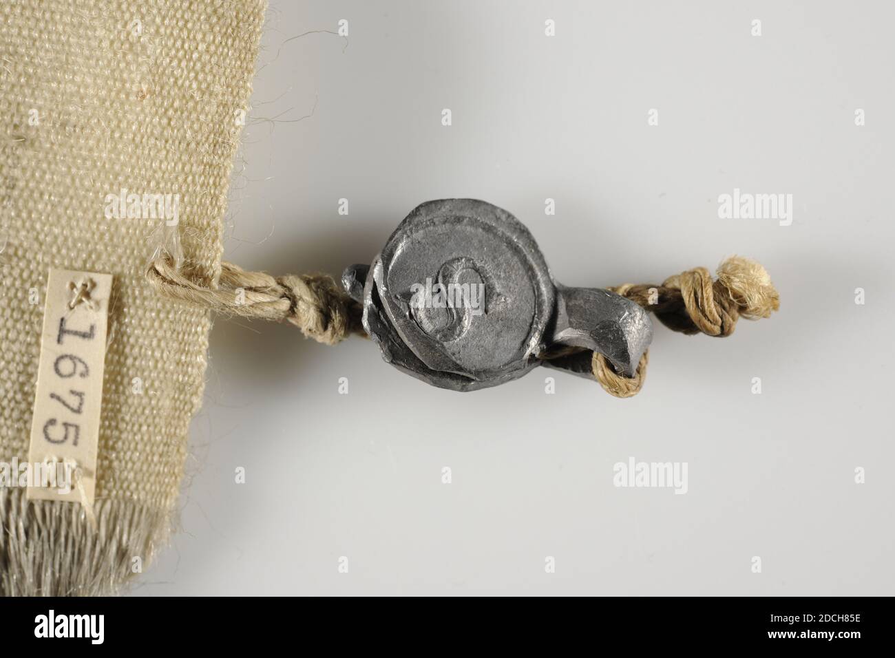 Anonyme, 18e siècle, cire d'étanchéité, plomb, papier, grain, général: 6.4 x 42cm 64 x 420mm, y compris plomb: 46 cm, long, Échantillon étroit de grain blanc avec un fil attaché avec la lettre L d'un côté et de l'autre côté la lettre N. également avec la laque rouge une note est jointe sur laquelle le modèle écrit n° 1 et l'ancien numéro d'inventaire 49 [au-dessus de la ligne] 11.79 [au-dessous de la ligne], 1879 Banque D'Images