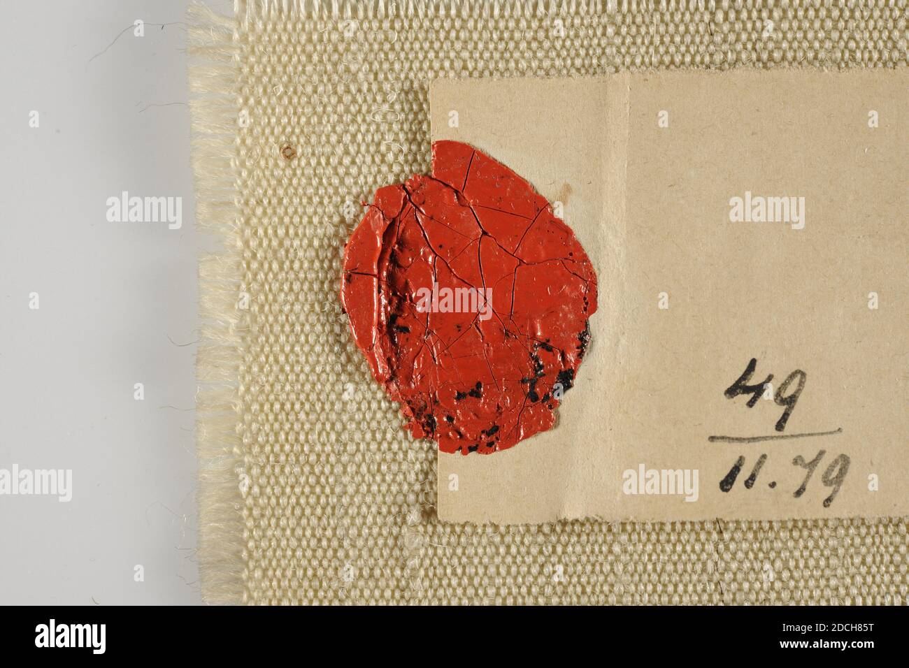 Anonyme, 18e siècle, cire d'étanchéité, plomb, papier, grain, général: 6.4 x 42cm 64 x 420mm, y compris plomb: 46 cm, long, Échantillon étroit de grain blanc avec un fil attaché avec la lettre L d'un côté et de l'autre côté la lettre N. également avec la laque rouge une note est jointe sur laquelle le modèle écrit n° 1 et l'ancien numéro d'inventaire 49 [au-dessus de la ligne] 11.79 [au-dessous de la ligne], 1879 Banque D'Images