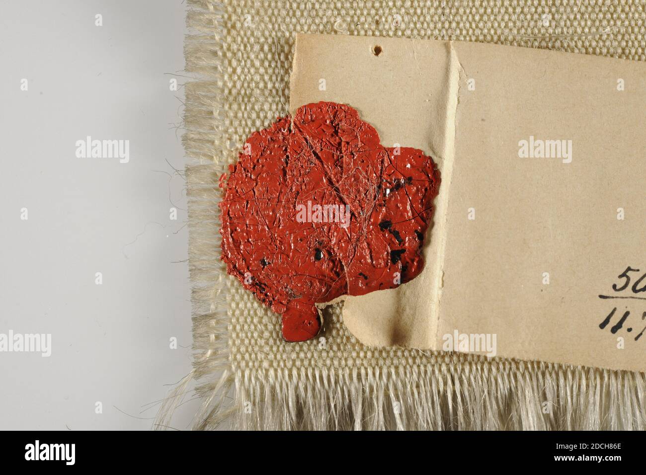 Anonyme, 18e siècle, cire d'étanchéité, plomb, papier, grain, général: 6.4 x 42cm 64 x 420mm, y compris plomb: 46 cm, long, Échantillon étroit de grain blanc avec un fil attaché avec la lettre L d'un côté et de l'autre côté la lettre N. également avec la laque rouge une note est jointe sur laquelle le modèle écrit n° 1 et l'ancien numéro d'inventaire 49 [au-dessus de la ligne] 11.79 [au-dessous de la ligne], 1879 Banque D'Images