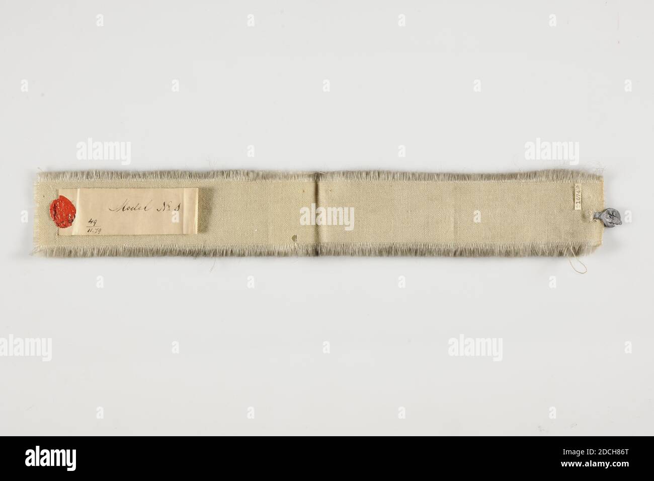 Anonyme, 18e siècle, cire d'étanchéité, plomb, papier, grain, général: 6.4 x 42cm 64 x 420mm, y compris plomb: 46 cm, long, Échantillon étroit de grain blanc avec un fil attaché avec la lettre L d'un côté et de l'autre côté la lettre N. également avec la laque rouge une note est jointe sur laquelle le modèle écrit n° 1 et l'ancien numéro d'inventaire 49 [au-dessus de la ligne] 11.79 [au-dessous de la ligne], 1879 Banque D'Images