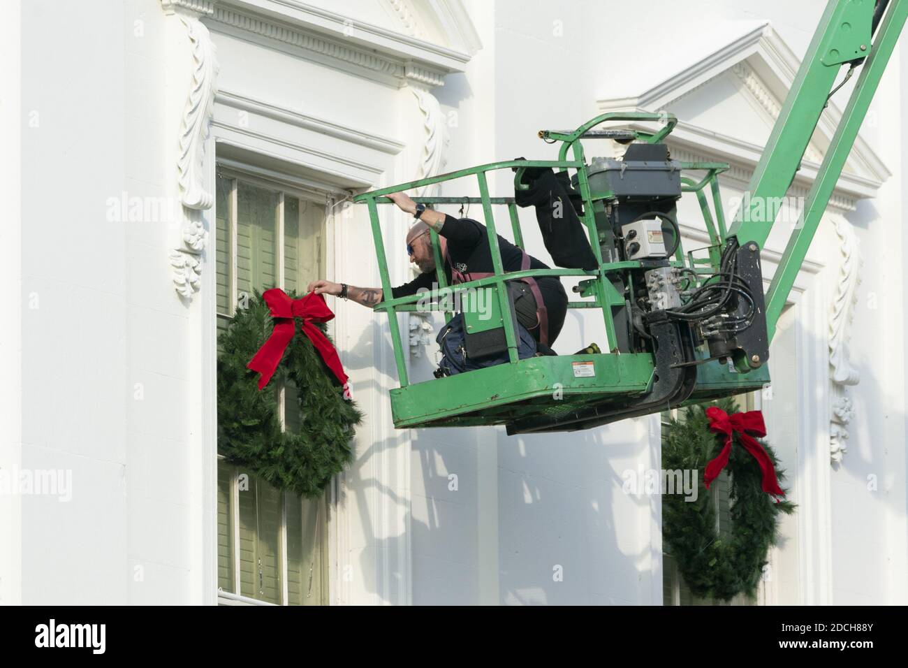 Washington, États-Unis. 21 novembre 2020. Un travailleur installe des couronnes de Noël à la Maison Blanche à Washington, DC, le samedi 21 novembre 2020. Photo de Chris Kleponis/UPI crédit: UPI/Alay Live News Banque D'Images