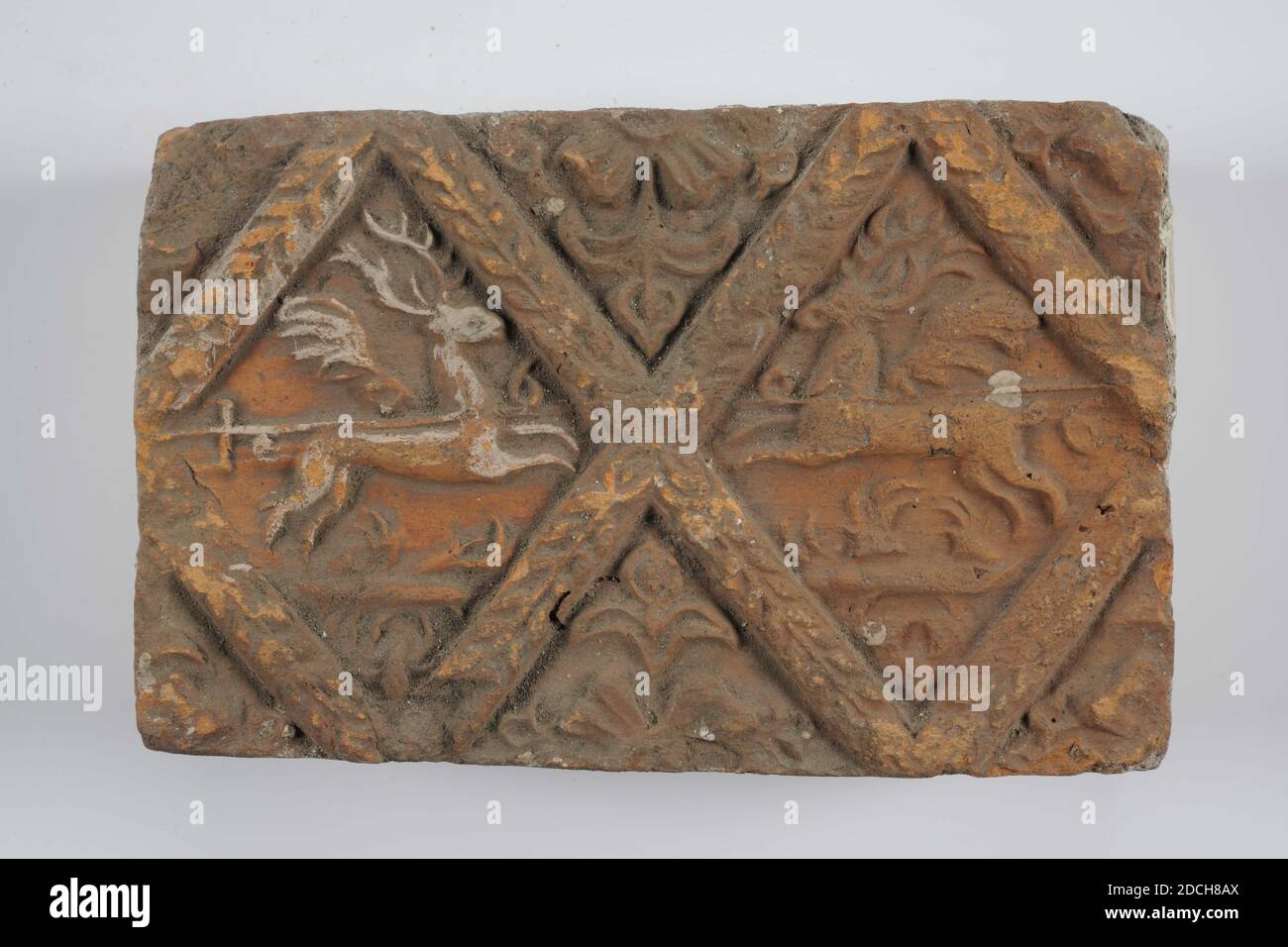 Cheminée en pierre, Anonyme, 1606, tiré, général: 9.9 x 15.5 x 4.5cm 99 x 155 x 45mm, foyer en faïence rectangulaire avec une image de deux cerfs ailées avec l'année 16 et 06 entre les deux. Les deux cerfs sont tournés l'un vers l'autre et sont placés dans un diamant avec motif feuilles de Laurier. Sur le bord inférieur et supérieur d'une demi-rosette avec fleur, sur les coins d'un quart de rosette. Sur le dos un autocollant avec le numéro 243, cerf Banque D'Images