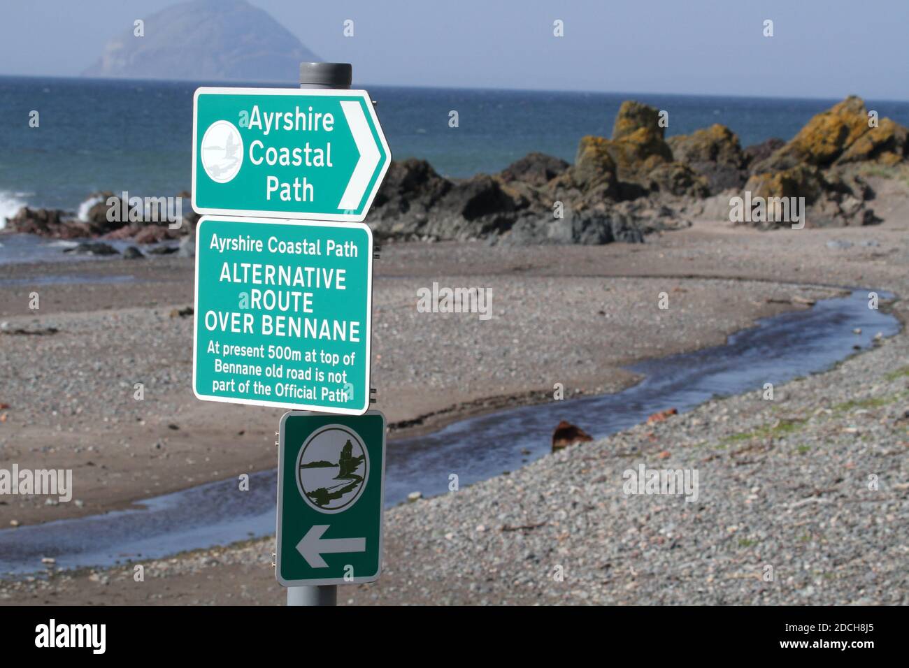 Chemin côtier d'Ayrshire à Bennane, dans le sud de l'Ayrshire, en Écosse. Panneau indiquant un autre itinéraire au-dessus de Bennane. À l'horizon, on peut voir l'emblématique Ailsa Craig Banque D'Images