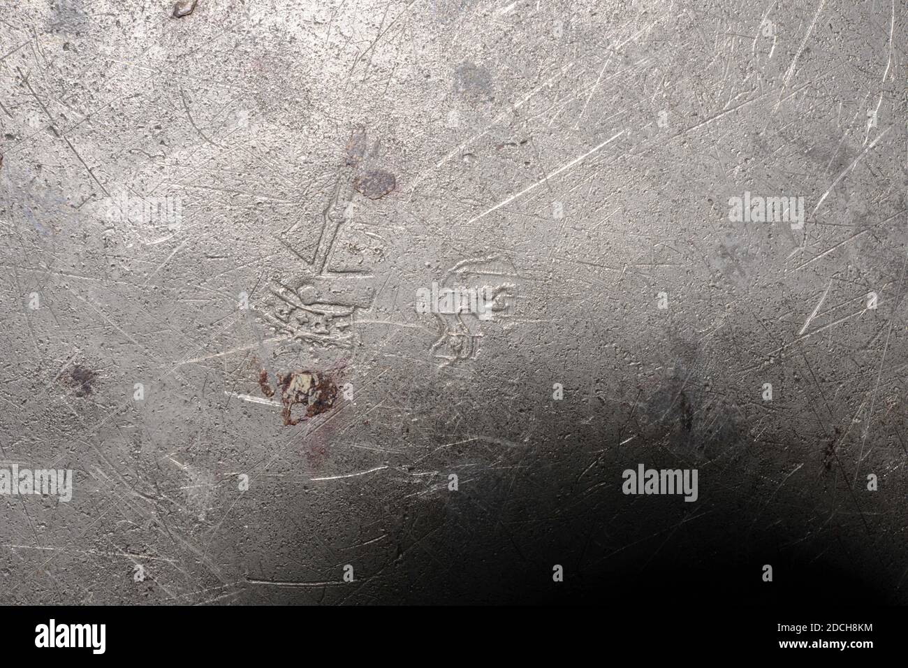 Soucoupe, Anonyme, 1801, moulé, général: 2.7 x 37,6cm 27 x 376mm, soucoupe de Pewter gravée avec l'image d'un cavalier avec une branche de fleur dans sa main. L'année 1801 est gravée avec les lettres ADN en bas à gauche et les lettres BDN en bas à droite. Un motif ornemental ondulé peut être vu tout autour du bord. Une ancienne réparation est visible dans le bord de la soucoupe à gauche de l'image, 1919 Banque D'Images