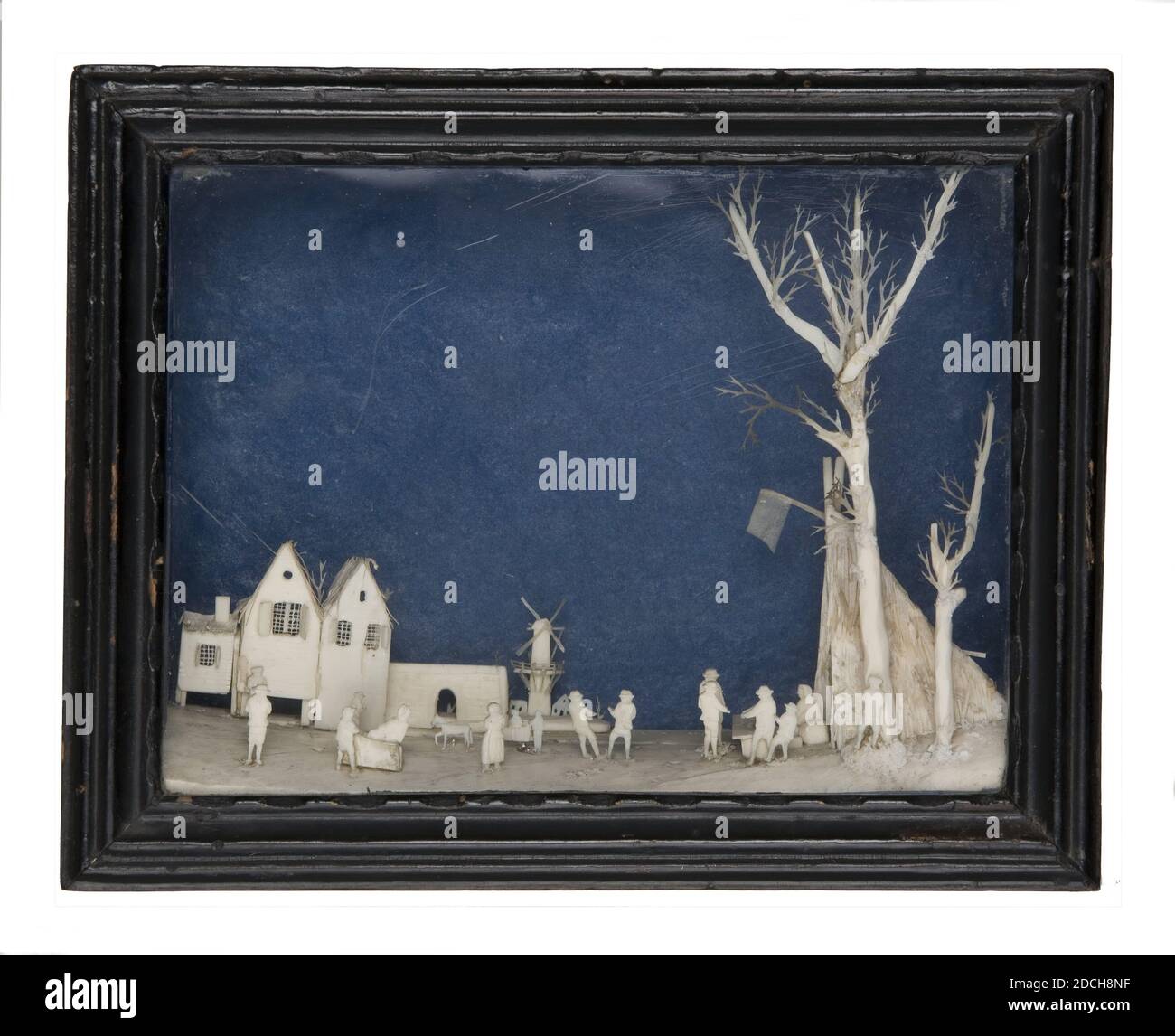 Bavelaar, Cornelis Bavelaar l'aîné, c. 1810, bois, métal, carton, verre, papier, coupé, général : 11.1 x 16.2 x 4,3 cm 111 x 162 x 43mm, avec œillet de suspension : 12.1 x 16 , 2 x 4,3cm 121 x 162 x 43mm, patins à glace, paysage d'hiver, Bavelaar avec une représentation sculptée d'un paysage d'hiver avec des figures de patinage, une figure dans un traîneau et un gâteau et des bonbons. L'arrière-plan est bleu foncé, 1891 Banque D'Images Bavelaar, Cornelis Bavelaar l'aîné, c. 1810, bois, métal, carton, verre, papier, coupé, général : 11.1 x 16.2 x 4,3 cm 111 x 162 x 43mm, avec œillet de suspension : 12.1 x 16 , 2 x 4,3cm 121 x 162 x 43mm, patins à glace, paysage d'hiver, Bavelaar avec une représentation sculptée d'un paysage d'hiver avec des figures de patinage, une figure dans un traîneau et un gâteau et des bonbons. L'arrière-plan est bleu foncé, 1891 Banque D'Images