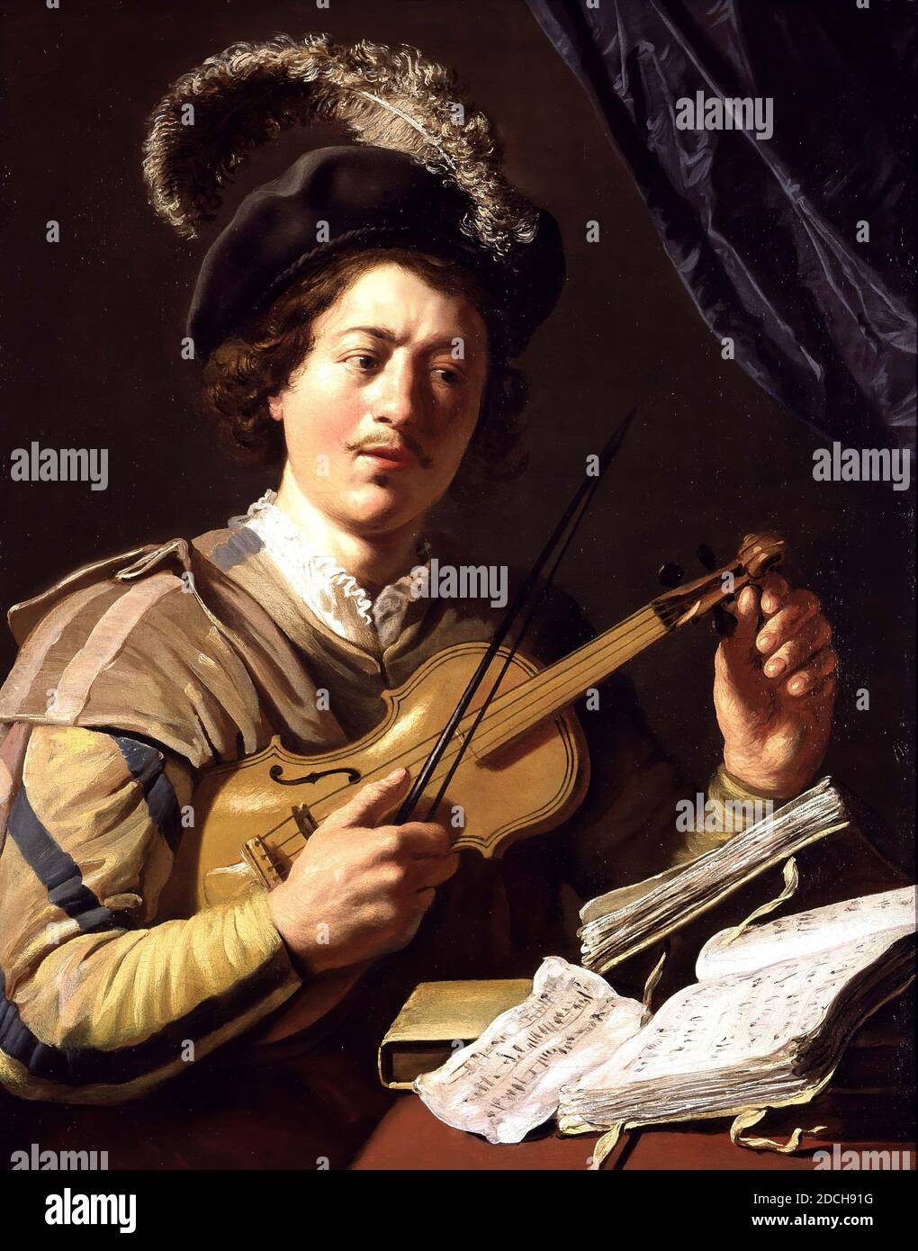 Le joueur de violon chante son violon, peinture, Jan Lievens, c. 1625, toile, peinture à l'huile, peinte, Dimensions générales anciennes: 95 × 76cm 950 × 760mm, avec cadre: 117.5 × 98 × 6,5cm 1175 × 980 × 65mm , violon, musique, violoniste, homme, peinture représentant un violon jouant de son violon. L'homme est représenté aux trois quarts à droite, assis derrière une table. Il porte une tunique marron avec des rayures noires et un béret avec une plume sur sa tête. Il tient son violon sous son bras droit et tient l'arc dans sa main droite. Avec sa main gauche, il tourne le mécanisme de réglage du violon. Il y en a trois Banque D'Images