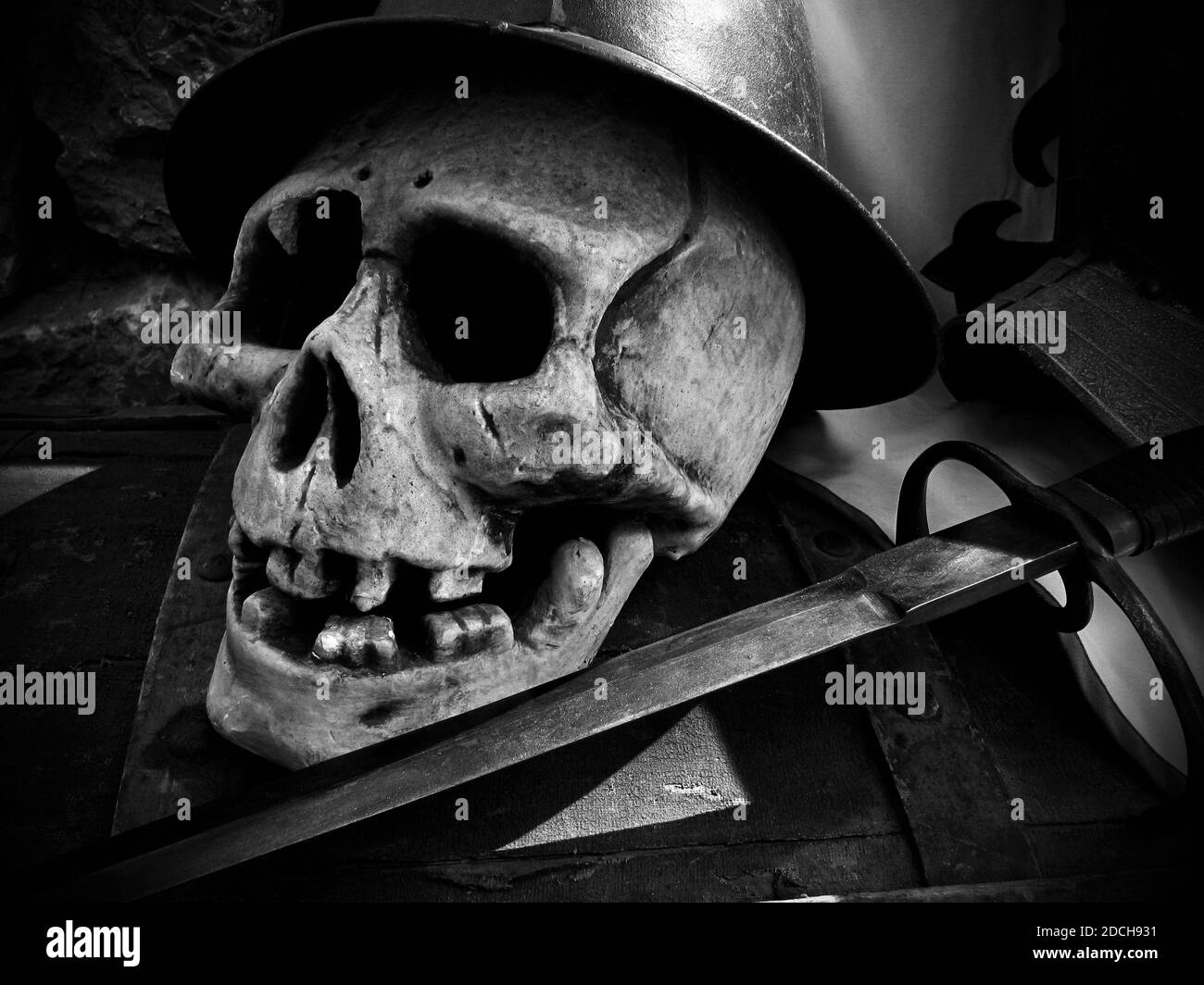 Crâne de soldat espagnol avec casque Banque D'Images