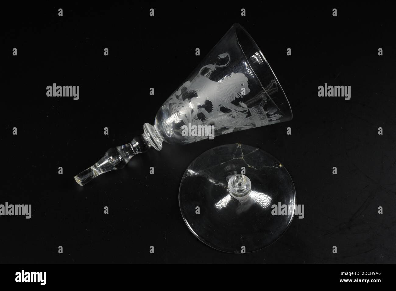 Chalice, deuxième quart du XVIIIe siècle, général : 17.2 x 7,5cm 172 x 75mm, cimier de la ville, Chalice de verre incolore. Le calice a une base légèrement inclinée avec un bord plié et un anneau de pied. Tronc en forme de baluster avec six côtes verticales coniques, suivi d'un nœud appelé tronc silésien. Une bulle d'air dans le fond de la craie. Une image du manteau couronné des bras de Leiden a été forée sur le mur vertical du calice. Les armoiries sont tenues de chaque côté par un lion, debout sur une décoration ornementale de bandwork et de fleurs, 1973 Banque D'Images