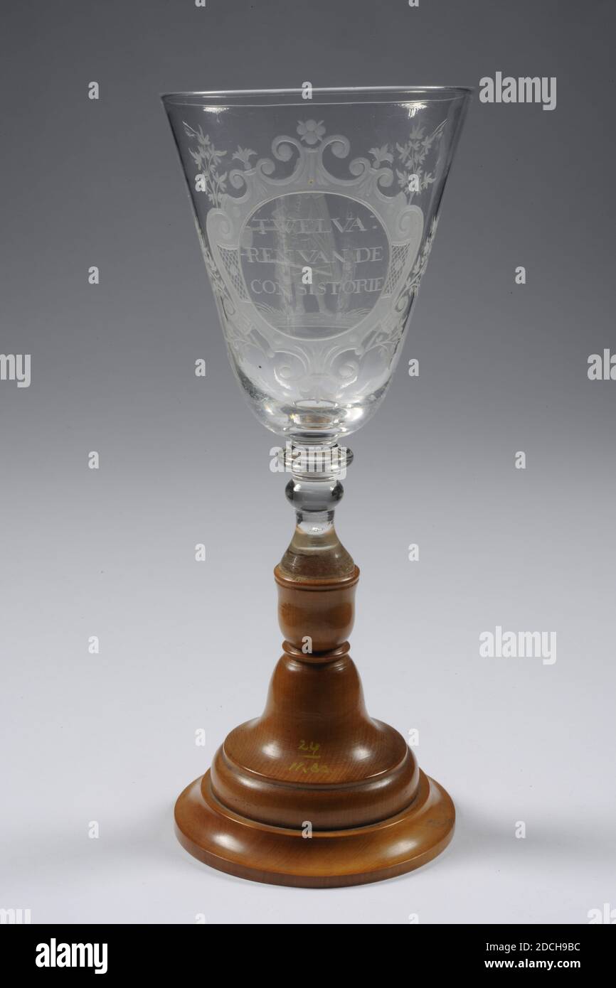 Chalice, troisième quart du XVIIIe siècle, bois de palmier, verre, général: 22 x 8,7 cm 220 x 87 mm, mâle, Chalice de verre incolore sur une base en bois. La base ajoutée en 1980 avec la restauration est faite de bois de palme. Puis suit le tronc court, massif, mince avec 2 boutons et un collier avec un calice au-dessus. Sur le mur de la calice une image d'un aîné qui se rassemble debout sur une surface herbeuse. Dans sa main droite un sac de collecte sur un bâton et sa main gauche dans sa veste à la hauteur de poitrine. De l'autre côté se trouve une cartouche avec des branches feuillues qui se lit comme suit: 'T WELVA: REN VAN de CONSISTORIE, en trois lignes. Activé Banque D'Images