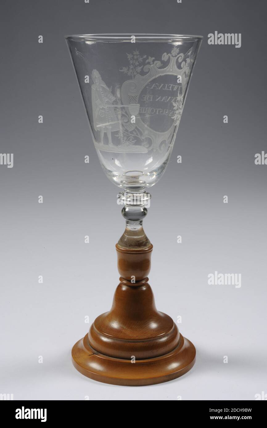 Chalice, troisième quart du XVIIIe siècle, bois de palmier, verre, général: 22 x 8,7 cm 220 x 87 mm, mâle, Chalice de verre incolore sur une base en bois. La base ajoutée en 1980 avec la restauration est faite de bois de palme. Puis suit le tronc court, massif, mince avec 2 boutons et un collier avec un calice au-dessus. Sur le mur de la calice une image d'un aîné qui se rassemble debout sur une surface herbeuse. Dans sa main droite un sac de collecte sur un bâton et sa main gauche dans sa veste à la hauteur de poitrine. De l'autre côté se trouve une cartouche avec des branches feuillues qui se lit comme suit: 'T WELVA: REN VAN de CONSISTORIE, en trois lignes. Activé Banque D'Images