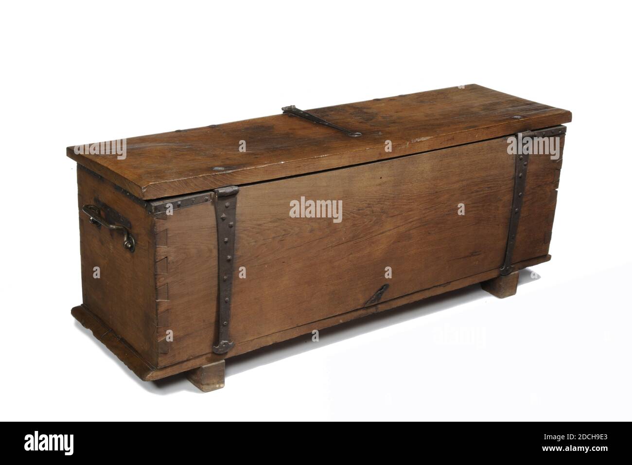 Coffre, Anonyme, 17ème siècle, bois, fer, général: 60 x 149 x 58cm 600 x  1490 x 580mm, boîte en bois avec ferrures. Deux plaques de verrouillage  carrées à l'avant avec quatre clous