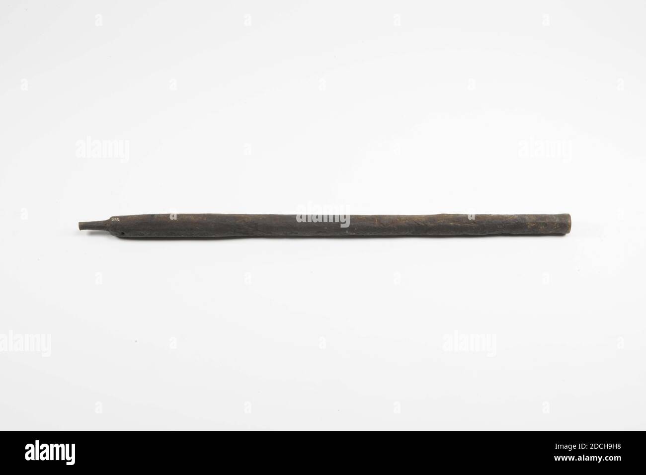 cannon, Anonyme, XVIe siècle, forgé, Dimensions du catalogue: Longueur totale 113.0 cm; calibre 2,35 cm, général: 113,2 x 5,3cm 1132 x 53mm, petit canon en fer forgé. La culasse et à environ 18 cm de la bouche sont octogonales, la partie intermédiaire est ronde. Derrière la culasse se trouve le morceau d'une queue cassée, d'une section transversale ronde et d'environ 7 cm de long. Le trou solaire situé dans le plan supérieur a un diamètre de 5.2 mm. Cette arme aurait été utilisée pour la défense des remparts, 1883 Banque D'Images