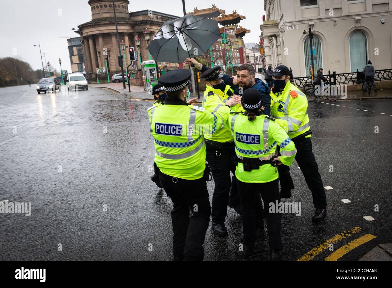 Liverpool, Royaume-Uni. 21 novembre 2020. Un manifestant est bridé par la police lors d'une marche de confinement. Le mouvement StandUpX organise des manifestations sous la bannière ÔMarch pour la liberté, Save Our CityÕ. Credit: Andy Barton/Alay Live News Banque D'Images