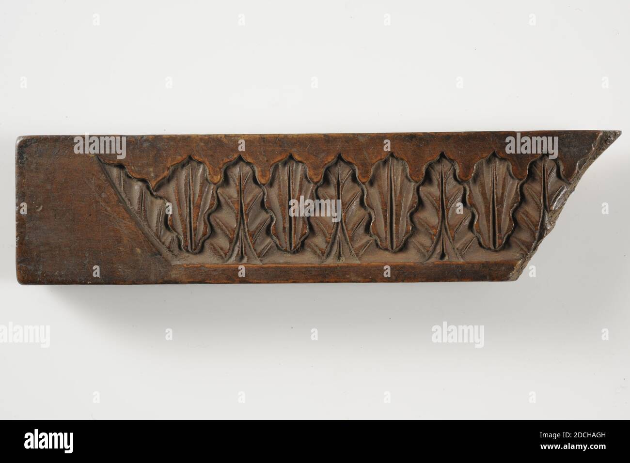 mal, D. Sala et Zn. Cadre usine, première moitié 19e siècle, sculpté, général: 2 x 18.9 x 4.6cm 20 x 189 x 46mm, forme de cadre avec laquelle les éléments décoratifs ont été imprimés en pate pour décorer la peinture et les cadres de miroir. C'est un moule composé d'une poutre en bois sculptée avec un bord de feuille debout de feuilles de chêne avec un coin en négatif. Une pièce est manquante, 1948 Banque D'Images