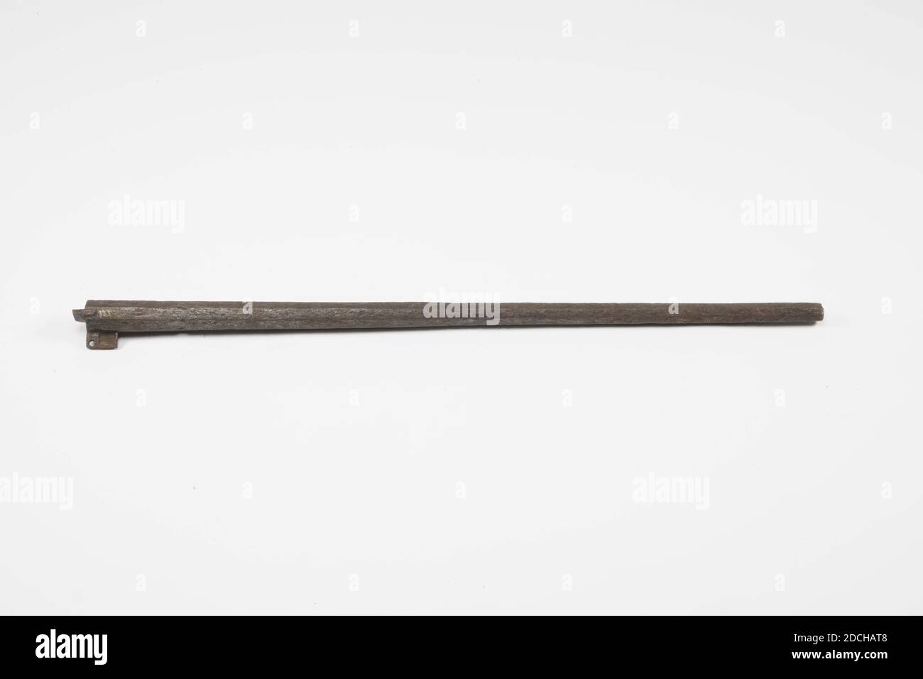 Fusil, Anonyme, XVIe siècle, forgé, fragment de canon en fer d'une barre d' allumettes, de forme octogonale, diminuant progressivement en épaisseur  vers l'avant et avec deux extrémités de canon sur la surface inférieure.