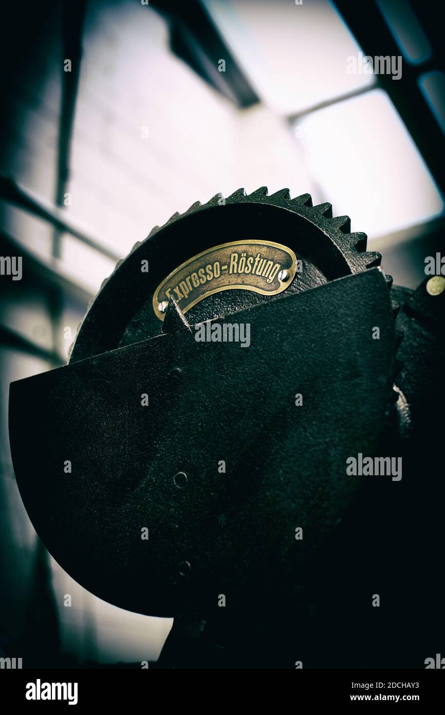 Gros plan sur le plat à café en grains de Probat remis à neuf en 1920 dans un café-rôtir londonien, Banque D'Images