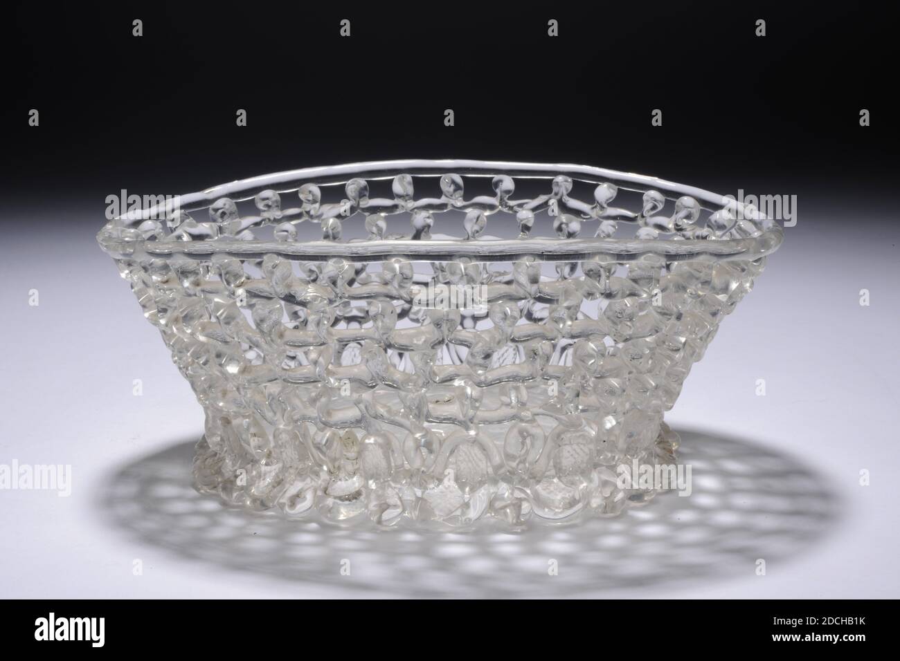 Panier, Anonyme, deuxième moitié du XVIIIe siècle, tressé, général: 7.3 x 20.1cm 73 x 201mm, diamètre du pied: 15,0cm, conteneur ovale ouvert en verre de fil incolore. Le plateau est doté d'un fond dense légèrement voûté. Il sert de base et possède un bord de boucles en verre. La paroi du plateau se compose de quatre bords de verre métallique avec des boucles pincées vers le haut. Finition en haut avec un bord droit de fil de verre. Les poignées sont cassées, 1951 Banque D'Images