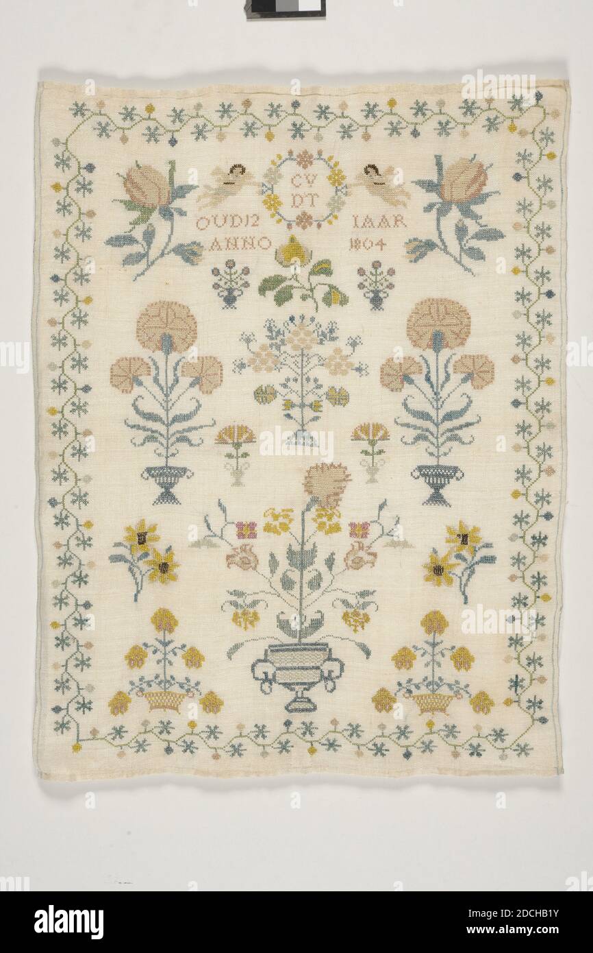 Sampler, Anonyme, 1804, lin, soie, point de croix, général: 51 x 39cm 510 x 390mm, carnation, tournesol, rose, sampler sur du linge de toile en vrac et finement tissé brodé avec fil de soie en vert, jaune et beige. Symétriquement construit avec les mêmes motifs à gauche et à droite, en particulier les fleurs, y compris une rose, un tournesol et une carnation. En haut au centre une couronne fermée, montrée par deux anges gardiens, avec les initiales CV DT. Sous les anges le texte: OLD 12 IAR, ANNO 1804. Le bord décoratif entourant se compose d'une guirlande avec des étoiles et des boules et a quatre angles différents Banque D'Images