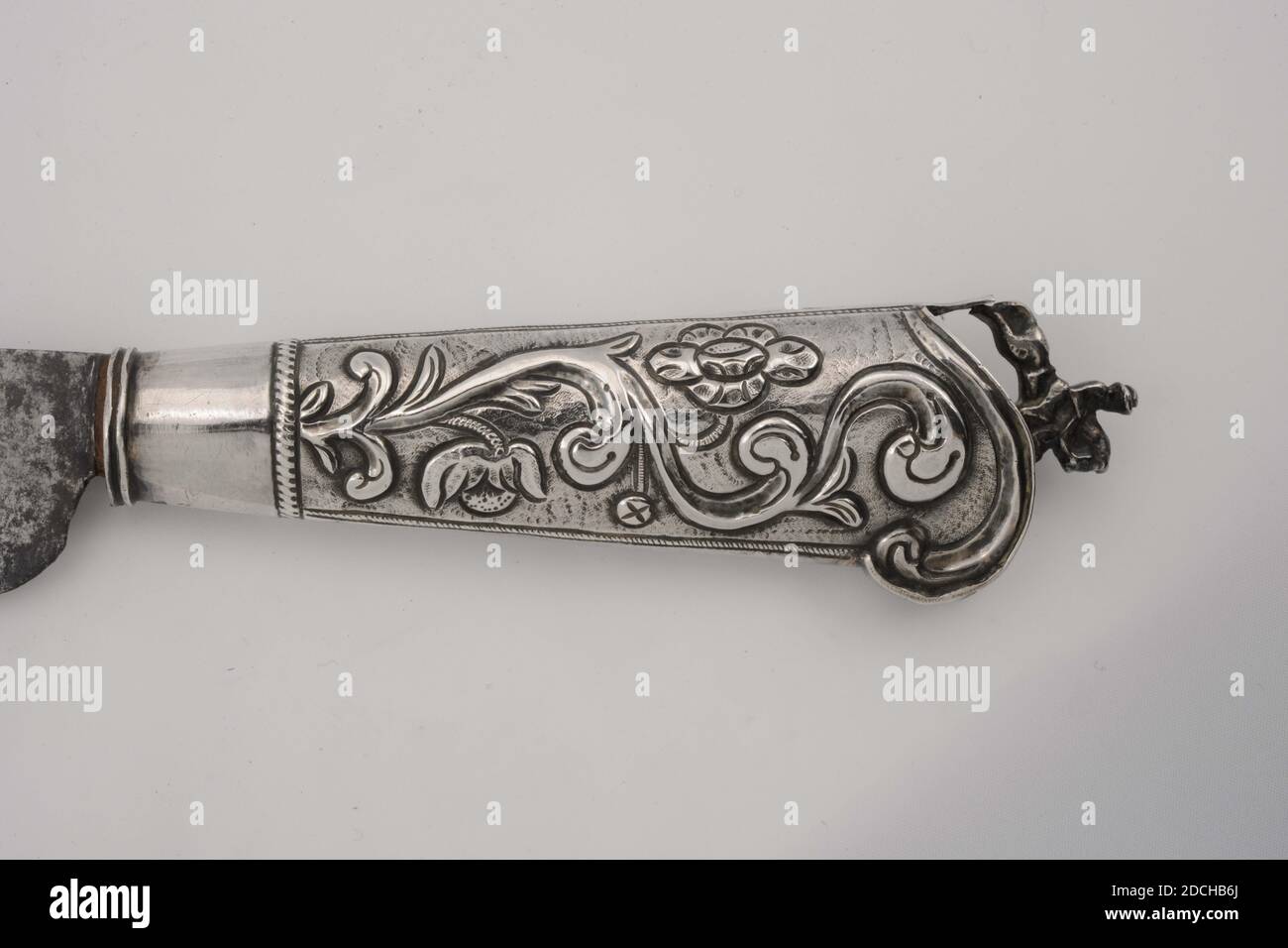 Couteau, Anonyme, 1776, argent, fer, général: 25.8 x 2.8 x 2.1cm 258 x 28 x 21mm, fleur, cheval, cavalier, couteau avec une lame en fer et une poignée en argent estampé. La poignée est conique et arrondie à l'extrémité. La poignée est décorée de fleurs et de tendriles en relief, le long des bords bandes décoratives. À l'extrémité de la poignée une couronne sous la forme d'un coureur en fonte à cheval. Sur la lame sont gravées fleurs et feuilles motifs sur un côté, et enfermé dans des boucles le texte: Den windt Mann Reijchlick Ehren Die Yémen affeborren 1776. De l'autre côté sont gravés des motifs floraux et géométriques qui Banque D'Images