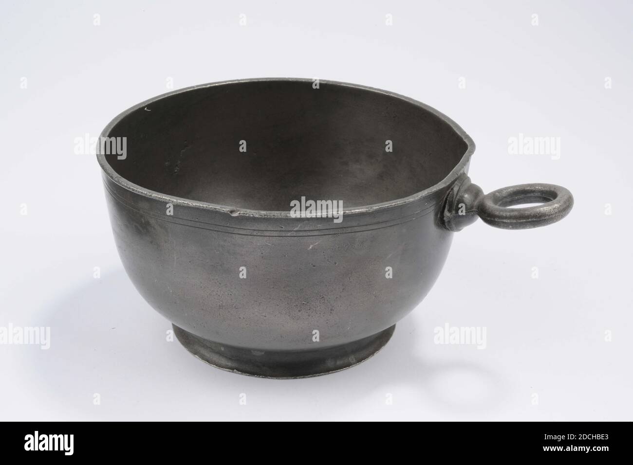Tasse, Anonyme, deuxième moitié du XVIIe siècle, coulée, général: 6.8 x 15.5 x 12,2cm (68 x 155 x 122mm), cuvette ronde ou bol en étain moulé avec oreille en forme d'anneau qui est placé horizontalement. La sieste est dotée d'un anneau de pied étroit. Une décoration de ligne a été appliquée le long du bord supérieur de la tasse. Marqué à l'intérieur de la partie inférieure, 1914 Banque D'Images