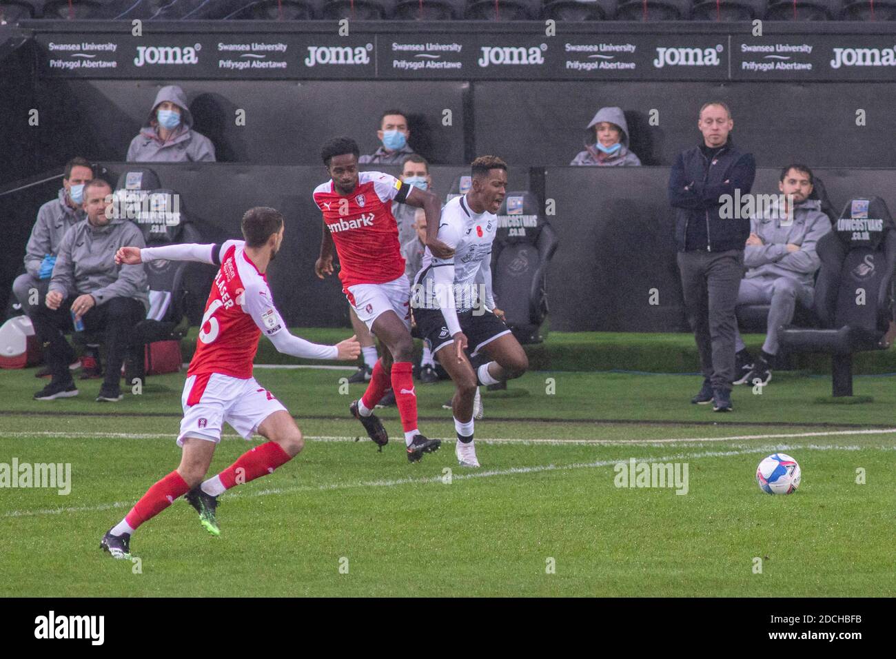 Swansea, Royaume-Uni. 21 novembre 2020. Jamal Lowe de Swansea City est fouillé par Matthew Olosunde de Rotherham United devant Steve Cooper, directeur de Swansea City. EFL Skybet Championship Match, Swansea City v Rotherham Utd au Liberty Stadium de Swansea le samedi 21 novembre 2020. Cette image ne peut être utilisée qu'à des fins éditoriales. Utilisation éditoriale uniquement, licence requise pour une utilisation commerciale. Aucune utilisation dans les Paris, les jeux ou les publications d'un seul club/ligue/joueur. photo de Lewis Mitchell/Andrew Orchard sports Photography/Alamy Live News crédit: Andrew Orchard sports Photography/Alamy Live News Banque D'Images