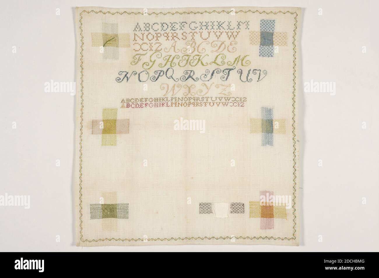 Anonyme, milieu du XVIIIe siècle, coton, soie, Arrêt de coton non fini et rabat de lettre, caché et brodé avec fil de soie dans diverses couleurs. À gauche et à droite les uns en dessous des autres, trois butées transversales selon différentes techniques. Au-dessous d'une butée transversale qui n'a pas encore été remplie. En haut, au centre, quatre alphabets de différentes lettres, points et couleurs. Le long des côtés un bord pendulaire en vert avec beige et hemmed tout autour, Dimensions générales: 51 x 47cm (510 x 470mm Banque D'Images