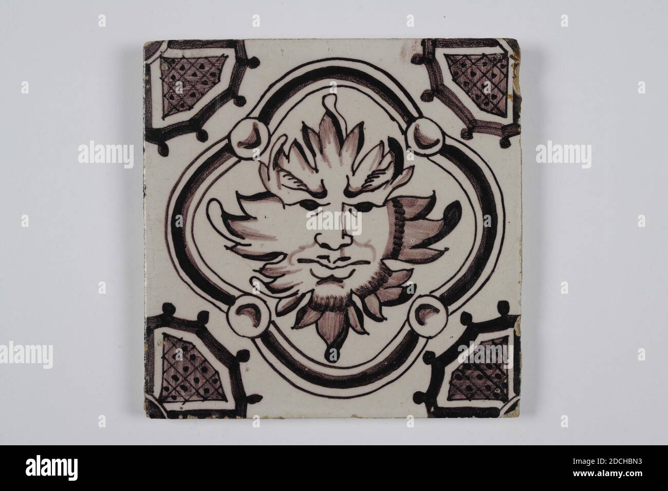 Carreau de mur, Anonyme, XVIIIe siècle, glaçure d'étain, faïence, général : 13 x 12.9 x 1,2cm (130 x 129 x 12mm), soleil, pays-Bas du nord, carreau de mur de faïence recouvert de glaçure d'étain peint en violet. Sur la tuile est un soleil avec un visage représenté dans un motif de losange à quatre volets, 1985 Banque D'Images