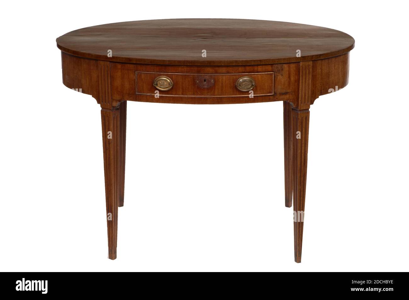 Table, Anonyme, entre 1750 et 1792, cuivre, acajou, général: 75.1 x 107.5 x 77cm (751 x 1075 x 770mm), Table ovale en acajou avec pattes cannelées. Sous le plan d'examen se trouve un tiroir avec une plaque de verrouillage en laiton (maintenant manquante) avec deux poignées de chaque côté, chacune sur une plaque décorée d'un motif de panier de fruits/fleurs. Le style est Louis XVI, 1936 Banque D'Images