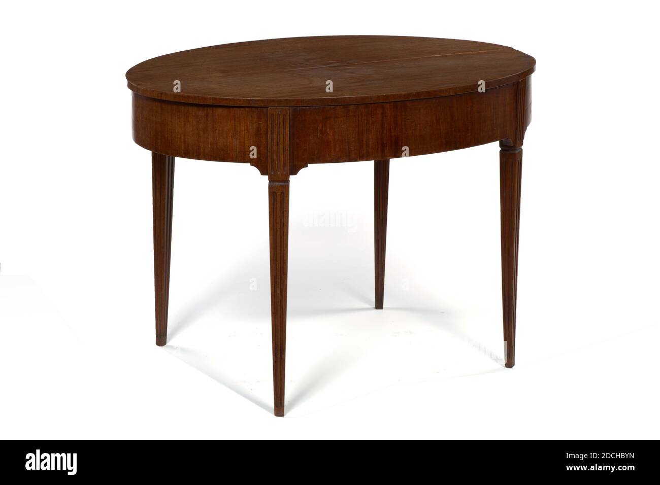 Table, Anonyme, entre 1750 et 1792, cuivre, acajou, général: 75.1 x 107.5 x 77cm (751 x 1075 x 770mm), Table ovale en acajou avec pattes cannelées. Sous le plan d'examen se trouve un tiroir avec une plaque de verrouillage en laiton (maintenant manquante) avec deux poignées de chaque côté, chacune sur une plaque décorée d'un motif de panier de fruits/fleurs. Le style est Louis XVI, 1936 Banque D'Images