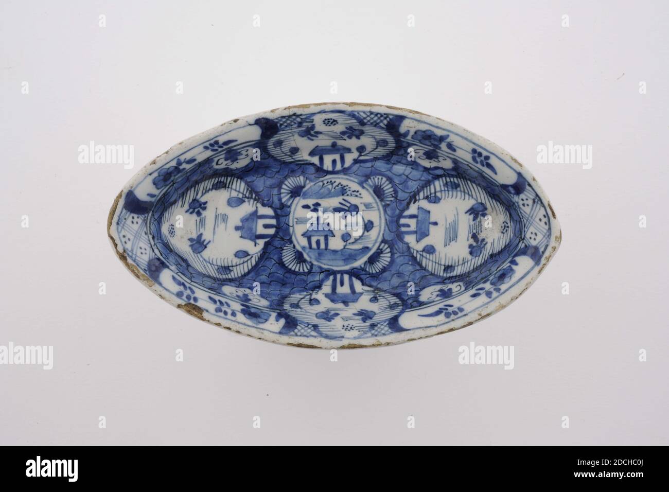 Anonyme, fin du XVIIIe-début du XIXe siècle, glaçure d'étain, faïence, général: 16cm (160mm), petit plat ovale sur quatre pattes de faïence jaune, recouvert de glaçure d'étain blanc et peint en bleu sous-glaçure. Sur les cinq panneaux ronds plats remplis d'une maison autour d'eux simples motifs floraux et vagues. Serviette simple le long du bord de la bouche et quatre caroutches remplies d'une fleur. Marqué en bas, 1975 Banque D'Images