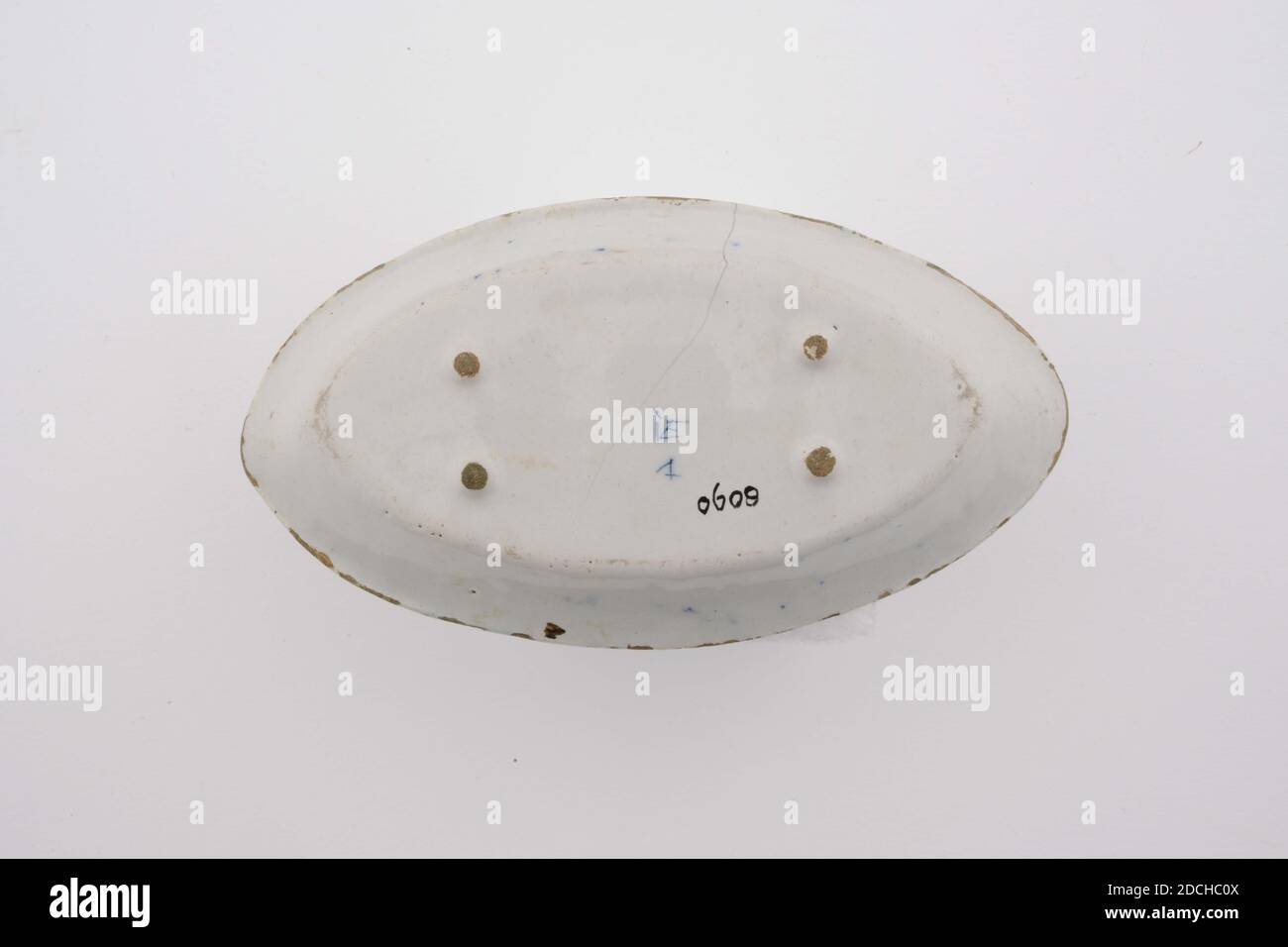 Anonyme, fin du XVIIIe-début du XIXe siècle, glaçure d'étain, faïence, général: 16cm (160mm), petit plat ovale sur quatre pattes de faïence jaune, recouvert de glaçure d'étain blanc et peint en bleu sous-glaçure. Sur les cinq panneaux ronds plats remplis d'une maison autour d'eux simples motifs floraux et vagues. Serviette simple le long du bord de la bouche et quatre caroutches remplies d'une fleur. Marqué en bas, 1975 Banque D'Images