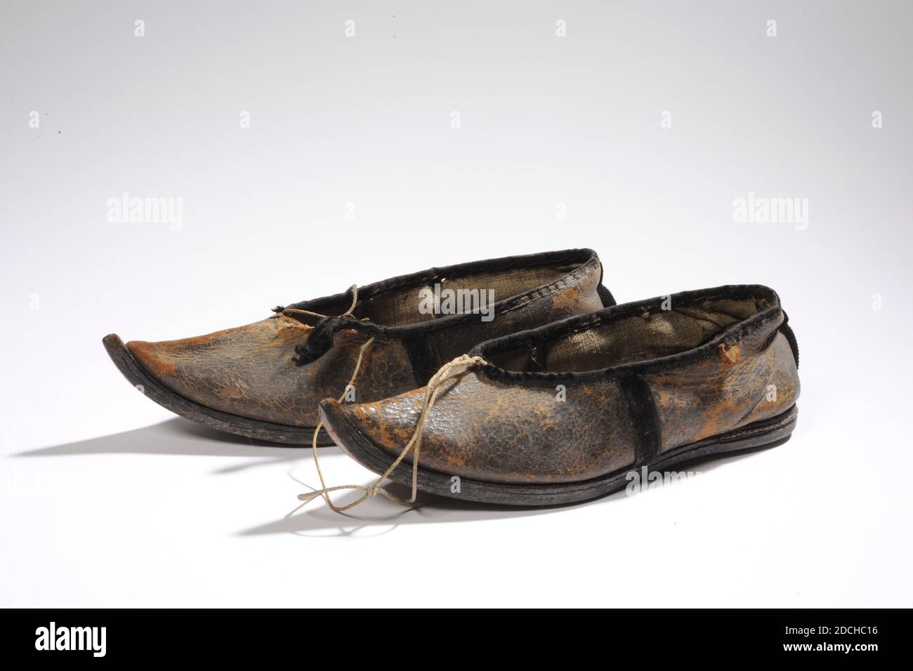 Anonyme, dernier quart du XVIIIe siècle, cuir, lin, velours, cousu,  chaussure A: 6 x 8 x 24,5 cm (60 x 80 x 245 mm), chaussure B: 6.8 x 8.5 x  24,5 cm (