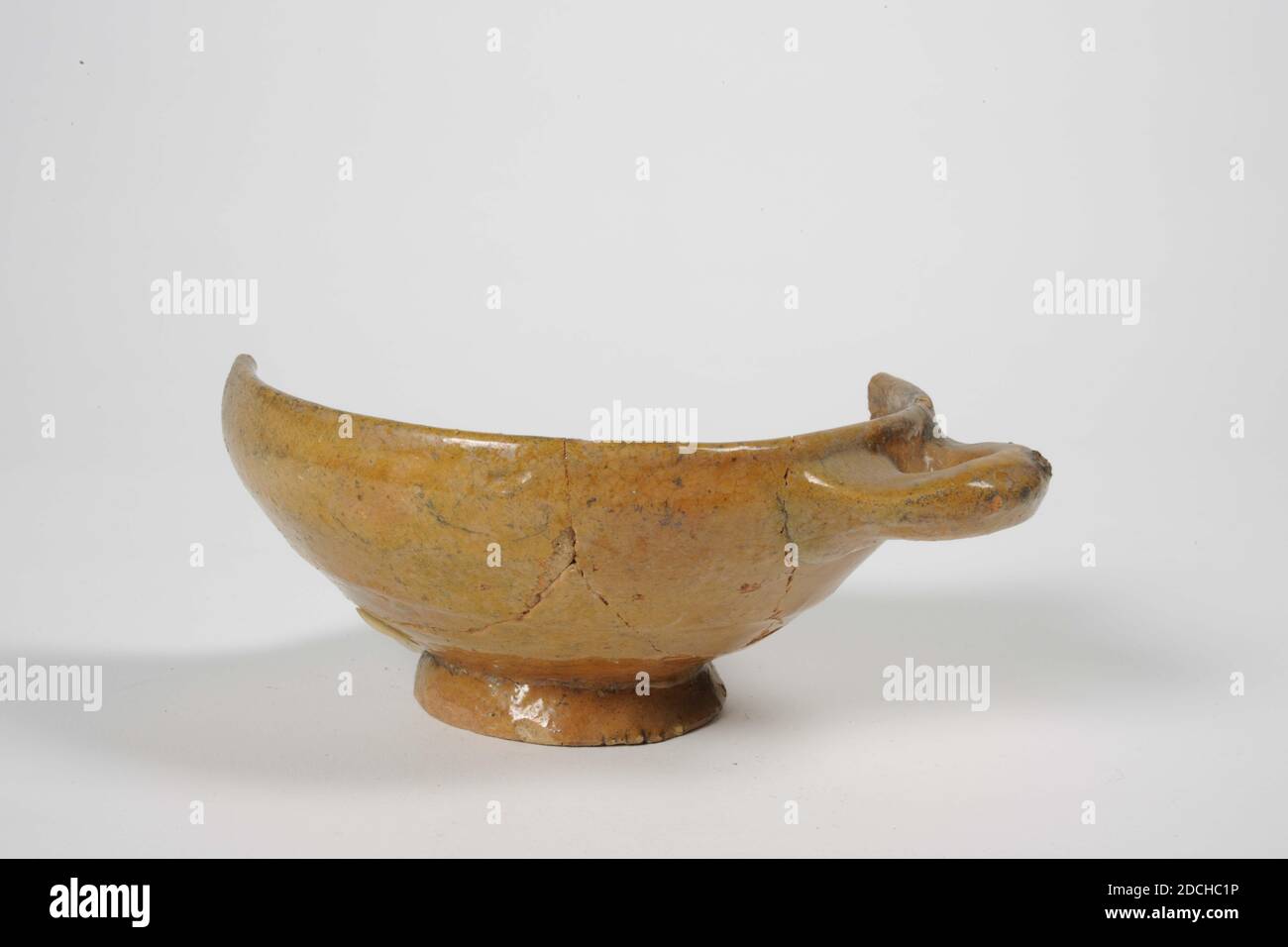 Bol de porridge, Anonyme, première moitié du XVIIe siècle, glaçure de plomb, faïence, général : 6.7 x 16.7 x 13,3 cm (67 x 167 x 133 mm), BOL de porridge avec un anneau de support et deux oreilles horizontales. Fait de poterie au feu rouge et fourni avec du glaçage au plomb. Il manque une oreille et une partie du bol, 1979 Banque D'Images