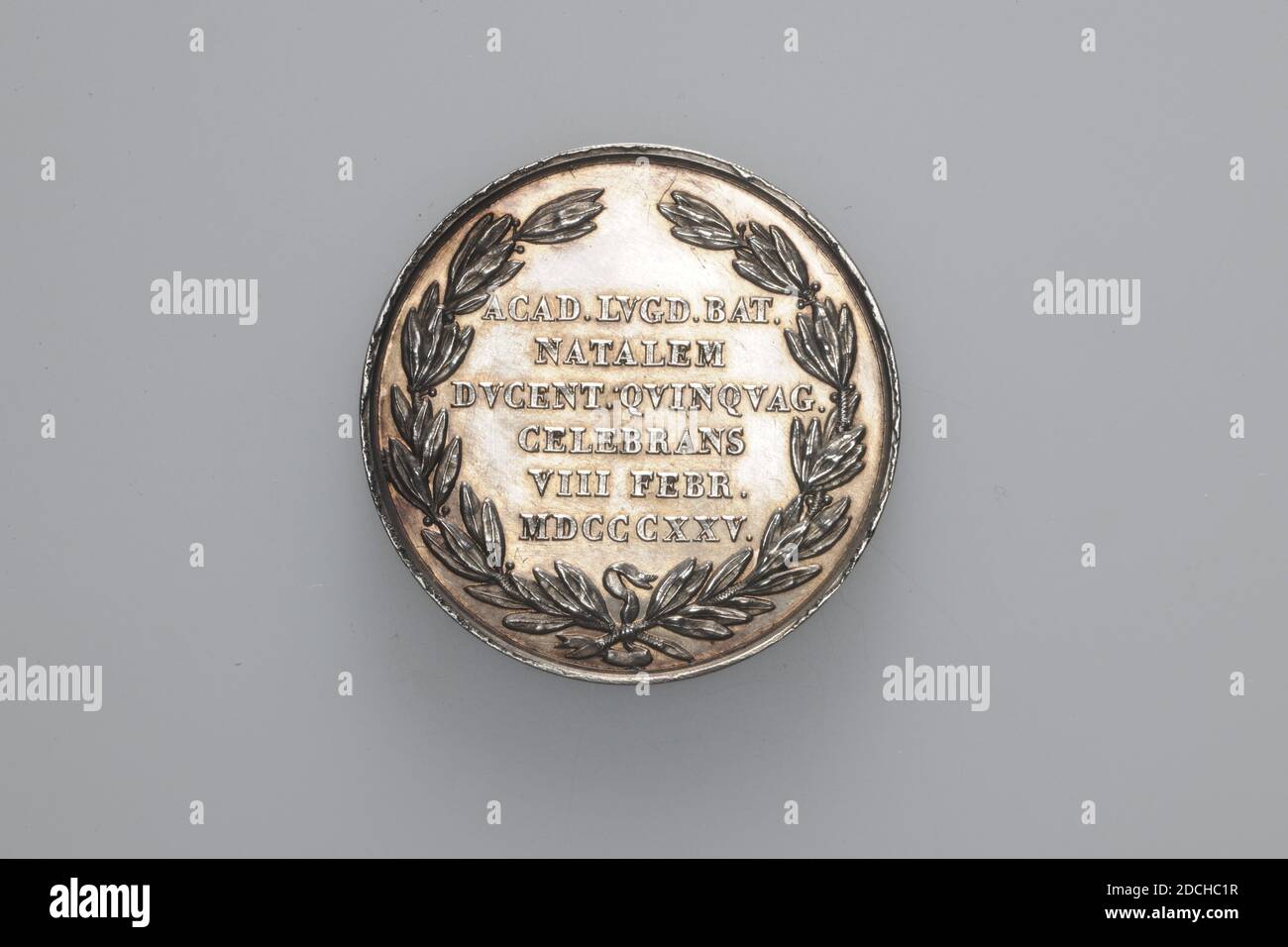 Médaille commémorative, Anonyme, 1825, minté, général : 3.1 x 0,2cm (31 x 2mm), poids : 8,4g, Médaille d'argent à l'occasion du 250e anniversaire de l'Université de Leiden en 1825. Sur l'arrière un Minerva debout, en face, avec un Faam ailé sur la droite. Elle se penche sur une lance qu'elle tient dans la main gauche. La statue de Minerva est d'Otricoli. Au dos, une inscription de six lignes se lit comme suit : ACAD.LVGD. BATTE. NATALEM DVCENT. QVINQVAG. CELEBRANS VIII FÉR. MDCCCXXV .. Le texte est contenu dans deux branches courbées de Laurier, attaché en bas, minerva Banque D'Images
