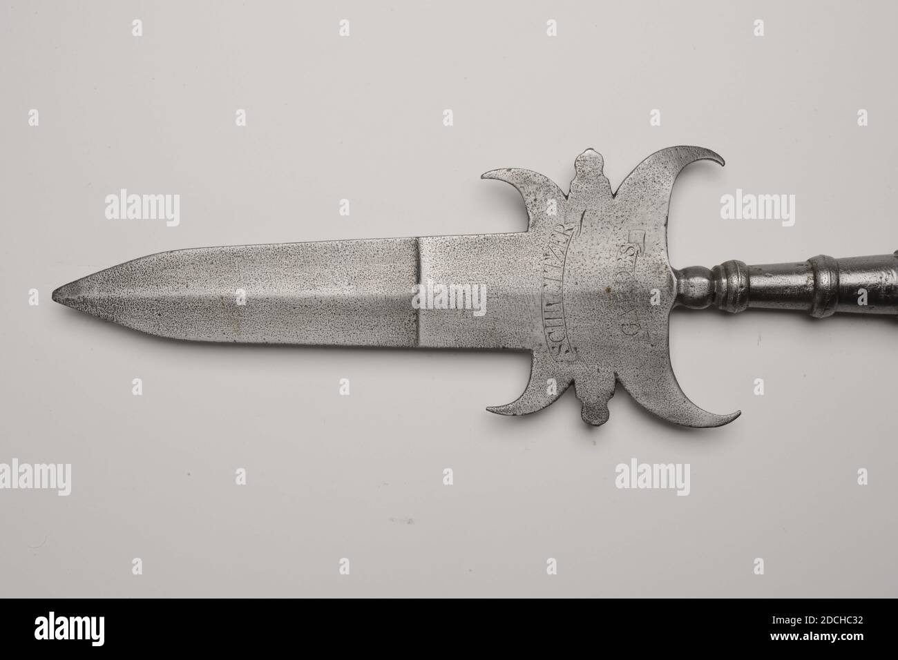 Anonyme, XVIIe siècle, fer, frêne, forgé, spongieuse partisane. Bâton de frêne assez mince, rond en coupe transversale, peint en noir et avec un trou légèrement au-dessus du centre. La surface inférieure a un clou saillant, Dimensions du catalogue Dimensions: Longueur totale: 241cm, longueur de la tête (sans les plumes): 32.4 cm, largeur au-dessus des ailes: 11.8 cm, général: 240 x 12 x 3cm (2400 x 120 x 30mm Banque D'Images