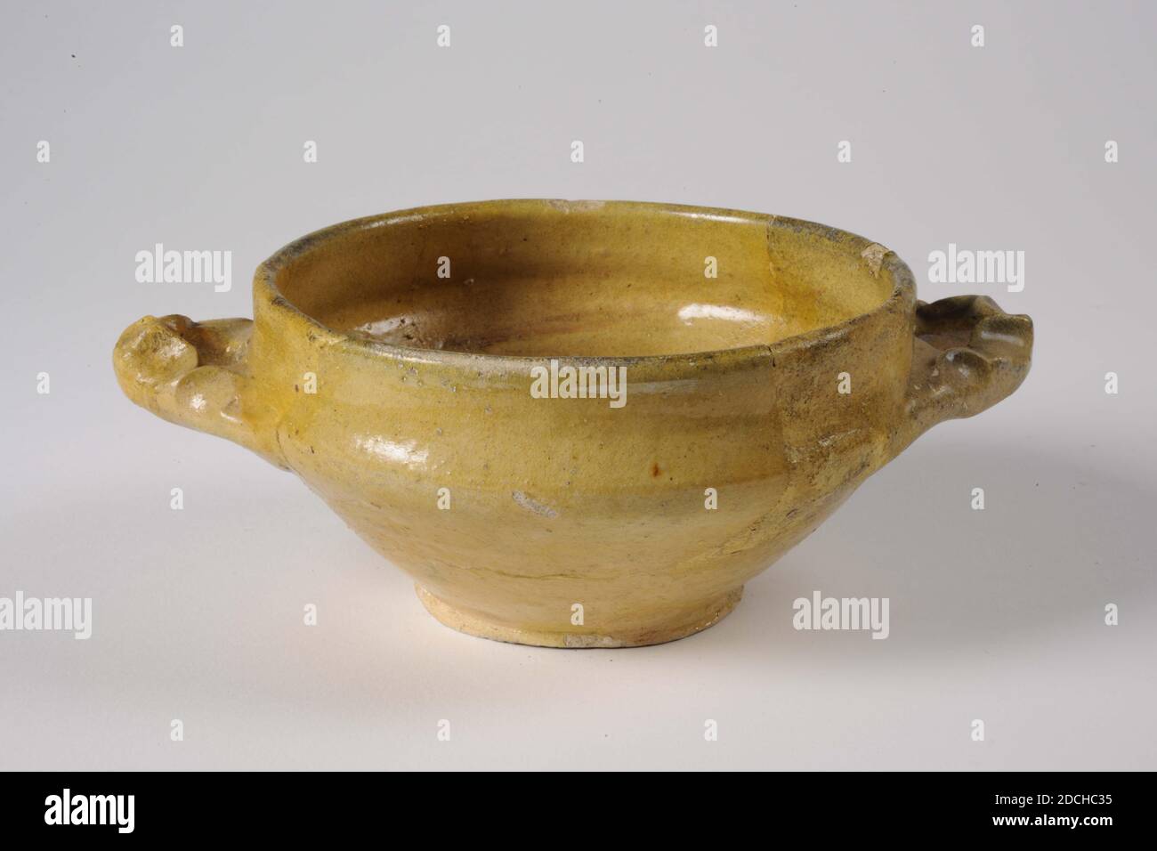 Bol de porridge, Anonyme, première moitié du XVIIe siècle, glaçure de plomb, faïence, général : 7 x 18.7 x 13,1cm (70 x 187 x 131mm), bol de porridge en faïence cuite jaune, recouvert de glaçure de plomb de couleur jaune. Le bol de porridge a un fond plat avec un mur incliné et un bord de bouche droit. Une oreille plate, lobé de chaque côté, 1972 Banque D'Images