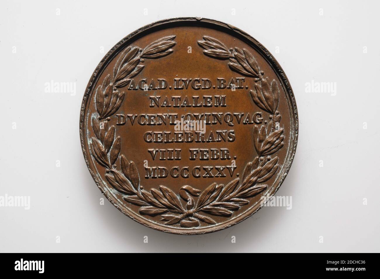 Médaille commémorative, Anonyme, 1825, minté, général : 3.1 x 0,2cm (31 x 2mm), poids : 8,4g, Médaille d'argent à l'occasion du 250e anniversaire de l'Université de Leiden en 1825. Sur l'arrière un Minerva debout, en face, avec un Faam ailé sur la droite. Elle se penche sur une lance qu'elle tient dans la main gauche. La statue de Minerva est d'Otricoli. Au dos, une inscription de six lignes se lit comme suit : ACAD.LVGD. BATTE. NATALEM DVCENT. QVINQVAG. CELEBRANS VIII FÉR. MDCCCXXV .. Le texte est contenu dans deux branches courbées de Laurier, attaché en bas, minerva Banque D'Images