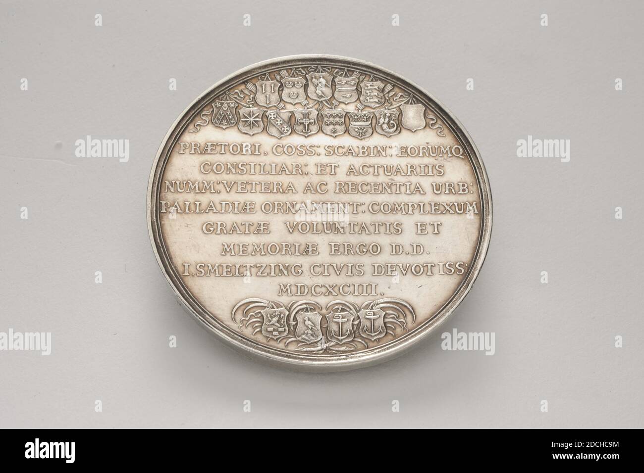 Médaille, Johannes Smelledzing, 1693, minté, général: 4.8 x 0.3cm (48 x 3mm), poids: 38.2g, vierge de ville, armoiries (signe), lion, plomb, Médaille d'argent sur la rénovation de la fontaine le marché du poisson. Sur le devant la Vierge de Leiden City, assise sur une pile de feuilles, contre laquelle une image de l'Académie. La vierge tient une lance avec un chapeau de liberté dans la main droite et un miroir avec un serpent de wrigling dans sa gauche. Le manteau de Leiden des bras sur ses jambes. Derrière elle le château, à droite la fontaine et à gauche un lion avec épée. Pour le lion une urne déchue avec le texte: RHENUS, d'où Banque D'Images
