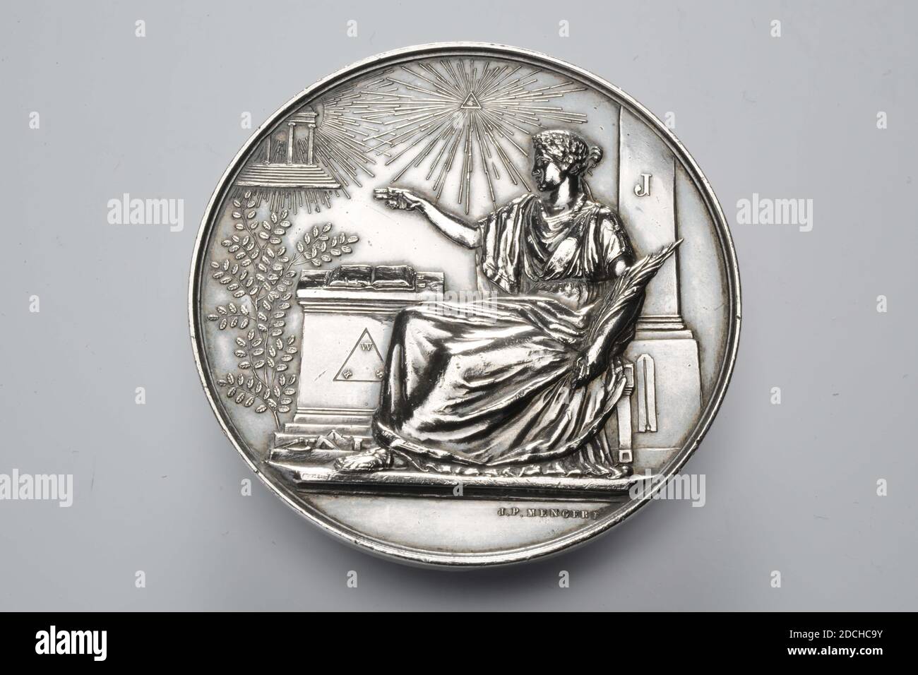Médaille, Johan Philip Menger, 1857, minted, général: 6 x 0.3cm (60 x 3mm), poids: 65.4g, Médaille d'argent au 100e anniversaire de la loge maçonnique 'la vertu' en 1857. Sur le devant se trouve une femme assise avec une robe plissée et une couronne sur la tête. Dans la main gauche, elle tient une branche de palmier, la main droite est étirée sur un autel avec un livre ouvert et des personnages masoniques. A gauche un temple avec un dôme avec un soleil radieux derrière lui et un buisson d'acacia en dessous. Au centre de l'œil tout-en-un dans un triangle radiant. Sur la droite, une colonne avec la lettre J. au dos à l'intérieur d'un Laurier Banque D'Images