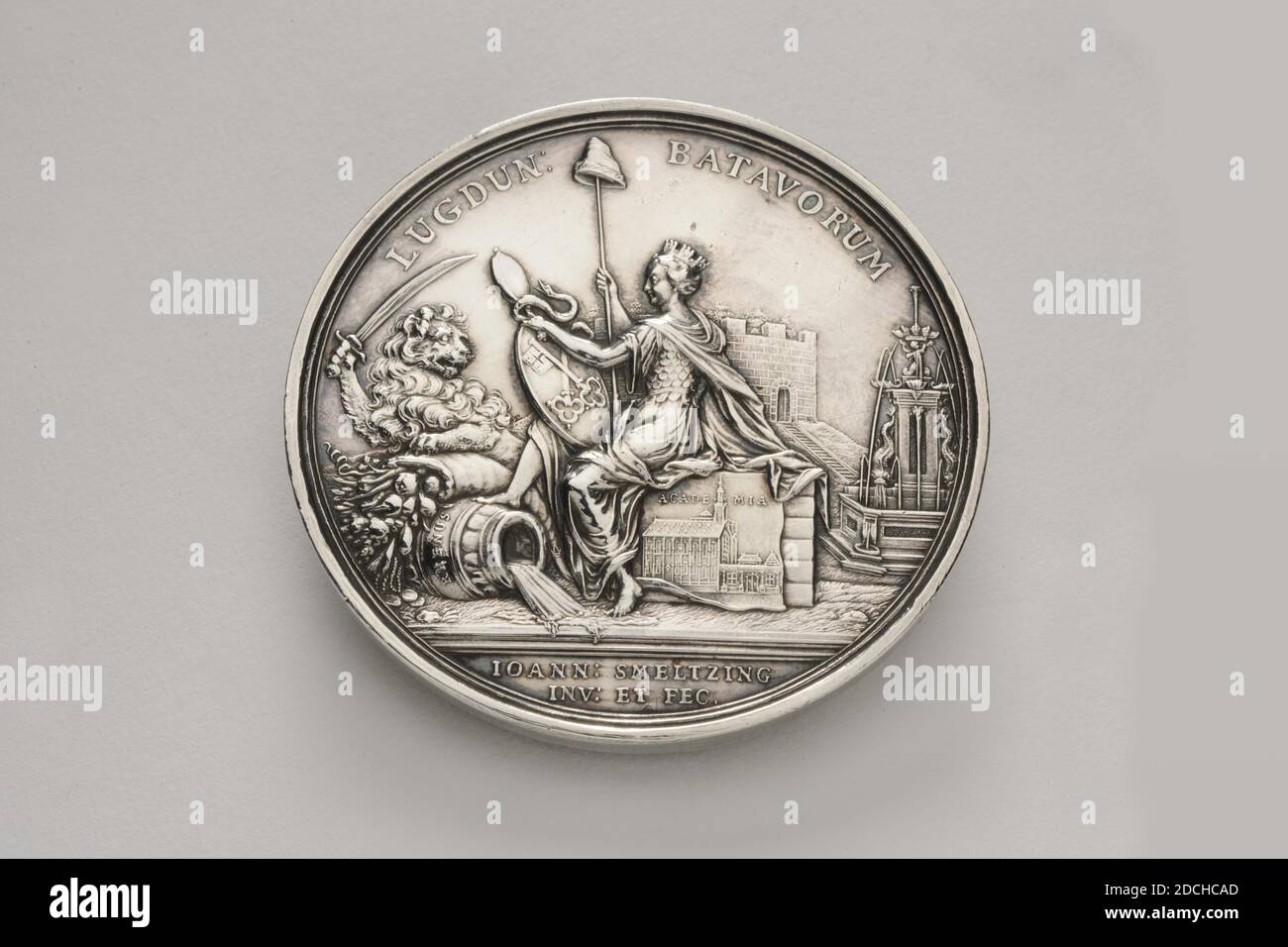 Médaille, Johannes Smelledzing, 1693, minté, général: 4.8 x 0.3cm (48 x 3mm), poids: 38.2g, vierge de ville, armoiries (signe), lion, plomb, Médaille d'argent sur la rénovation de la fontaine le marché du poisson. Sur le devant la Vierge de Leiden City, assise sur une pile de feuilles, contre laquelle une image de l'Académie. La vierge tient une lance avec un chapeau de liberté dans la main droite et un miroir avec un serpent de wrigling dans sa gauche. Le manteau de Leiden des bras sur ses jambes. Derrière elle le château, à droite la fontaine et à gauche un lion avec épée. Pour le lion une urne déchue avec le texte: RHENUS, d'où Banque D'Images