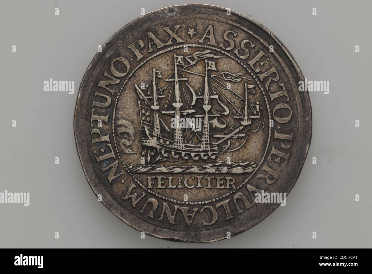 Médaille, Arend Smelledzing, 1667, minté, général: 3 x 0.1cm (30 x 1mm), poids: 9.3g, trois maîtres, paysage marin, blason de ville, Médaille d'or sur la paix de Breda en 1667, cette médaille a été honorée aux maîtres de district de Leiden pour leur travail dans la présentation de l'argent de la ville. Sur le front, une voile à trois mâts vers la droite est représentée en mer avec une figure sur la prow. Sur la poupe un drapeau avec une image des clés de Leiden, dans les deux drapeaux supérieurs an A et un S. le navire se met à feu du côté du port. Sous la mer l'inscription: FELICITER. Et autour de la légende: ASSERTO.PER.VULCANUM.NEPTUNO.PAX. Le Banque D'Images