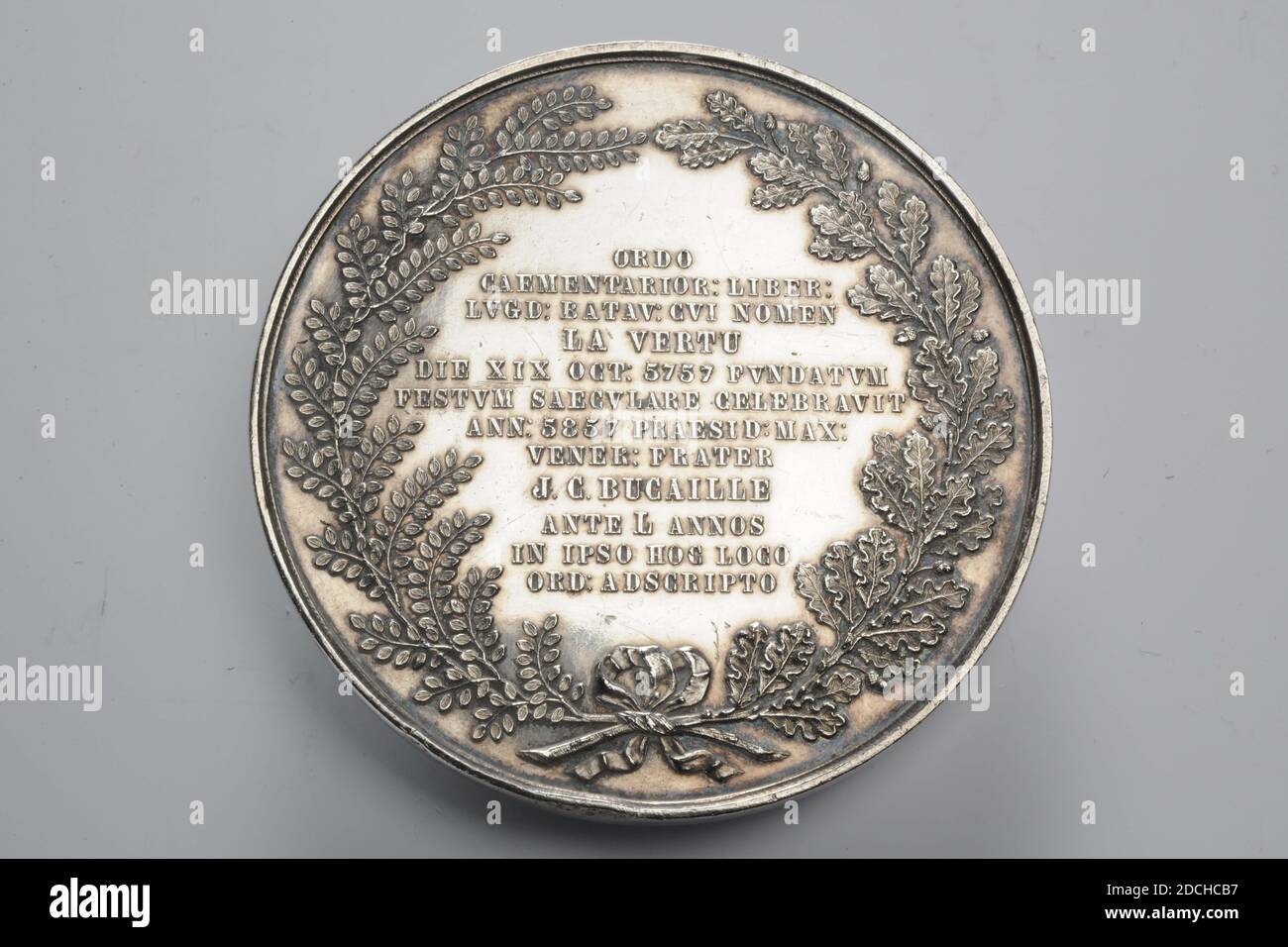 Médaille, Johan Philip Menger, 1857, minted, général: 6 x 0.3cm (60 x 3mm), poids: 65.4g, Médaille d'argent au 100e anniversaire de la loge maçonnique 'la vertu' en 1857. Sur le devant se trouve une femme assise avec une robe plissée et une couronne sur la tête. Dans la main gauche, elle tient une branche de palmier, la main droite est étirée sur un autel avec un livre ouvert et des personnages masoniques. A gauche un temple avec un dôme avec un soleil radieux derrière lui et un buisson d'acacia en dessous. Au centre de l'œil tout-en-un dans un triangle radiant. Sur la droite, une colonne avec la lettre J. au dos à l'intérieur d'un Laurier Banque D'Images