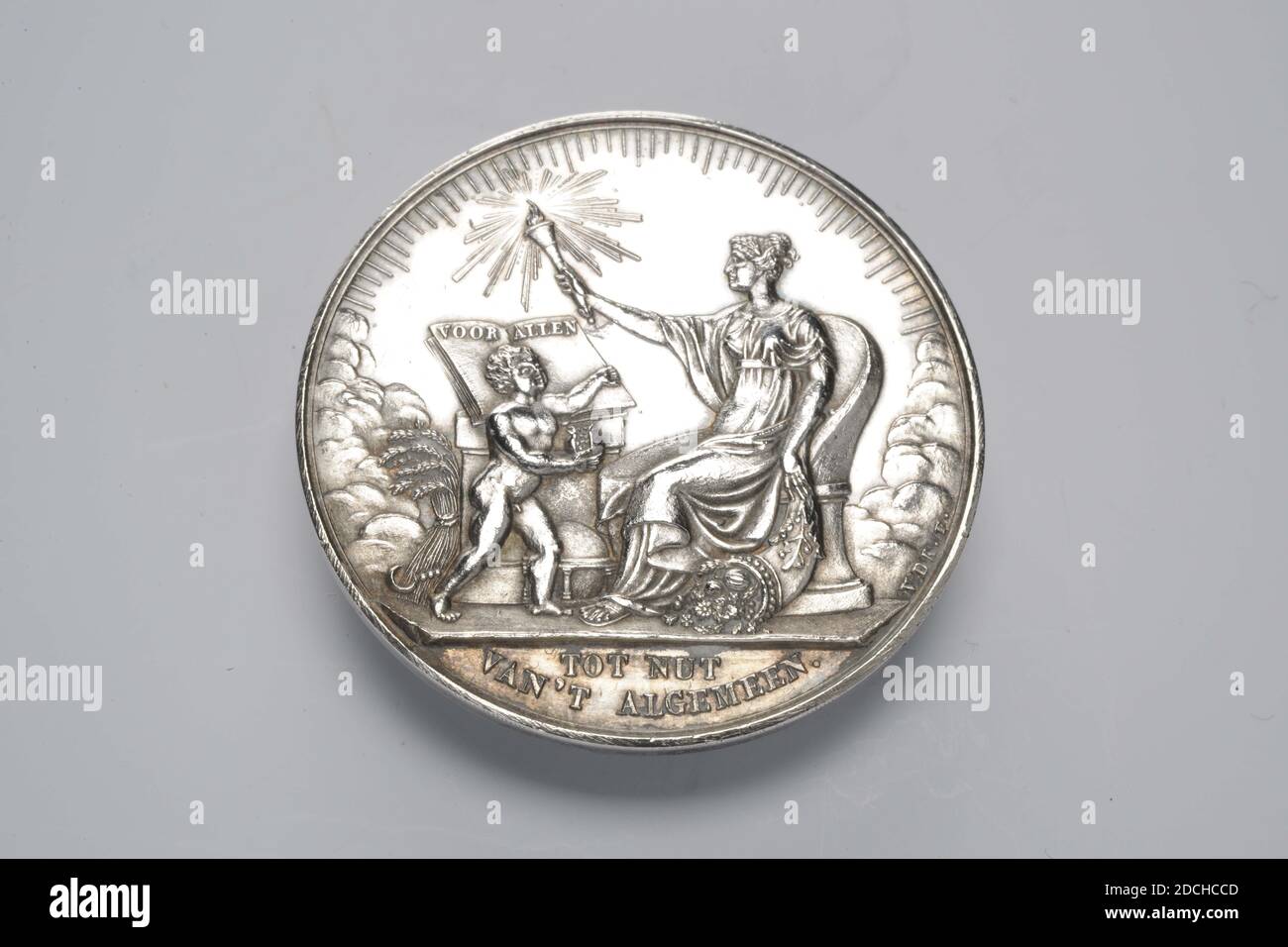 Médaille, David van der Kellen II, 1834, général: 3.7 x 0.1cm (37 x 1mm), poids: 14,9g, Médaille d'argent, commémorée à l'occasion du 50e anniversaire de la Société au profit du général, 1834. L'inverse dépeint une figure féminine, assise sur une chaise et orientée vers la gauche, tenant une torche dans sa main droite et une cornucopia dans sa main gauche debout à côté de son siège. En face d'elle est une figure de garçon tenant un grenade ouvert dans sa main droite. Derrière cette figure se trouve un livre reposant sur un autel; sur le livre est l'inscription POUR TOUS. Sur la gauche se trouvent une feuille de maïs et un point; devant elle se trouve un globe Banque D'Images