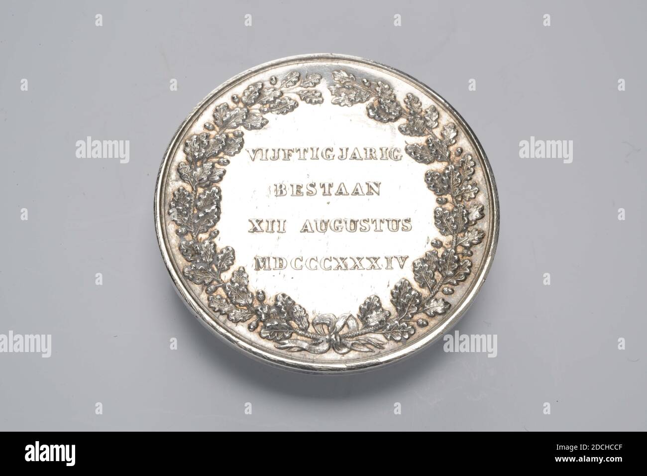 Médaille, David van der Kellen II, 1834, général: 3.7 x 0.1cm (37 x 1mm), poids: 14,9g, Médaille d'argent, commémorée à l'occasion du 50e anniversaire de la Société au profit du général, 1834. L'inverse dépeint une figure féminine, assise sur une chaise et orientée vers la gauche, tenant une torche dans sa main droite et une cornucopia dans sa main gauche debout à côté de son siège. En face d'elle est une figure de garçon tenant un grenade ouvert dans sa main droite. Derrière cette figure se trouve un livre reposant sur un autel; sur le livre est l'inscription POUR TOUS. Sur la gauche se trouvent une feuille de maïs et un point; devant elle se trouve un globe Banque D'Images