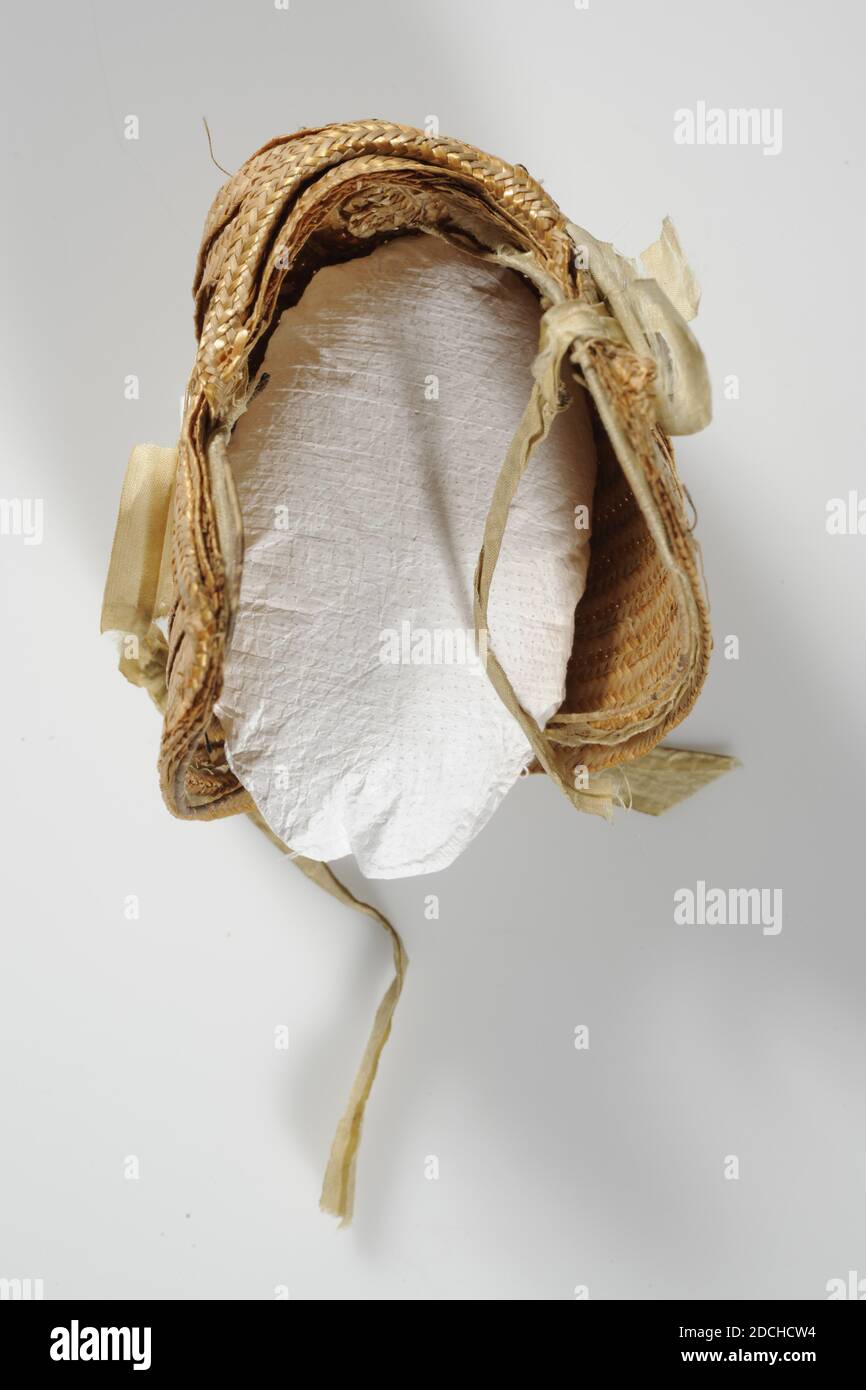 Hood, Anonyme, première moitié du XIXe siècle, paille, soie, chapeau de  poupée de paille tressée. Deux bandes de ruban décoratif sont cousues sur  la cagoule de la poupée. Sur le côté droit