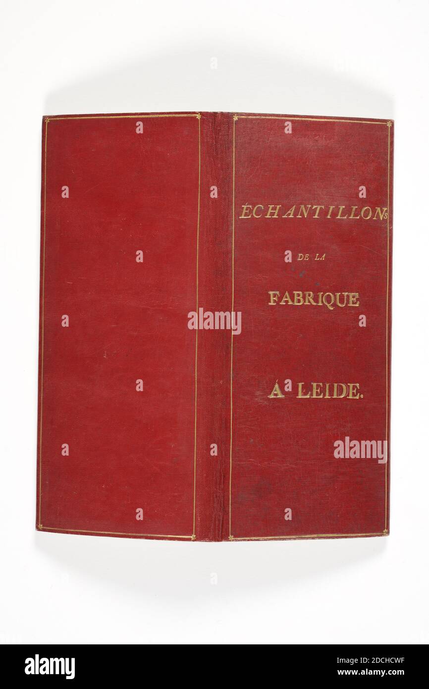 Exemple de livre, Anonyme, env. 1800, textile, maroc, encre, carton, papier, portefeuille avec échantillons. Le portfolio contient une couverture en cuir rouge marocain imprimée avec ECHANTILLONS DE LA FABRIQUE A LEIDE. Le portfolio se compose de huit rabats avec une page de couverture portant l'inscription Saaij, Ras, Warp et Fusteinhal. Les rabats contiennent chacun six échantillons avec inscriptions Catoene Baaijen, Striped Baaijen, Witte Catoene Baaijen Moltons, Boezelsen Manstoff et Saaijen. La doublure en papier du portefeuille comporte le filigrane M SCHOUTEN and Co. À l'intérieur est écrit Fusteinhal en encre, fermé: 23.3 x 9.9 x 2 Banque D'Images