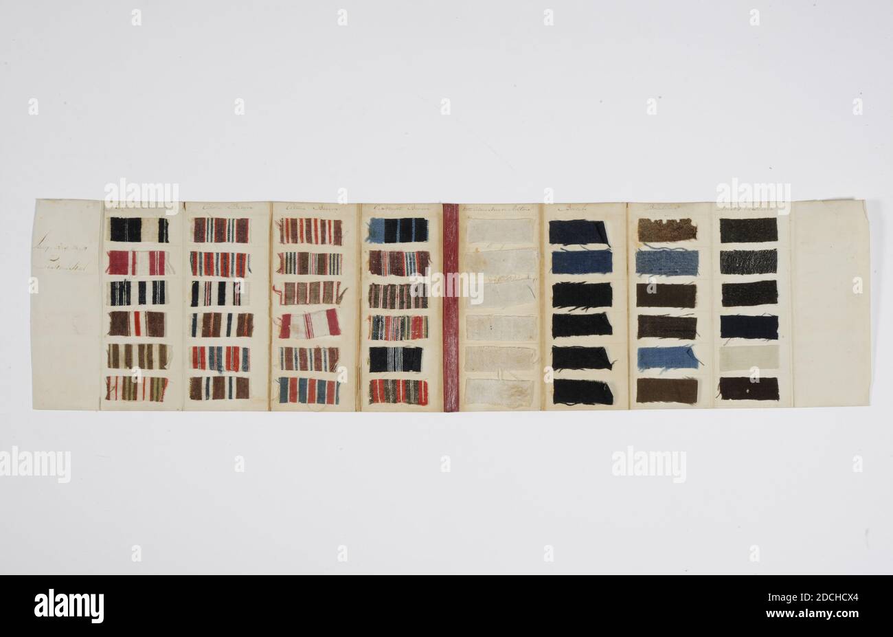 Exemple de livre, Anonyme, env. 1800, textile, maroc, encre, carton, papier, portefeuille avec échantillons. Le portfolio contient une couverture en cuir rouge marocain imprimée avec ECHANTILLONS DE LA FABRIQUE A LEIDE. Le portfolio se compose de huit rabats avec une page de couverture portant l'inscription Saaij, Ras, Warp et Fusteinhal. Les rabats contiennent chacun six échantillons avec inscriptions Catoene Baaijen, Striped Baaijen, Witte Catoene Baaijen Moltons, Boezelsen Manstoff et Saaijen. La doublure en papier du portefeuille comporte le filigrane M SCHOUTEN and Co. À l'intérieur est écrit Fusteinhal en encre, fermé: 23.3 x 9.9 x 2 Banque D'Images