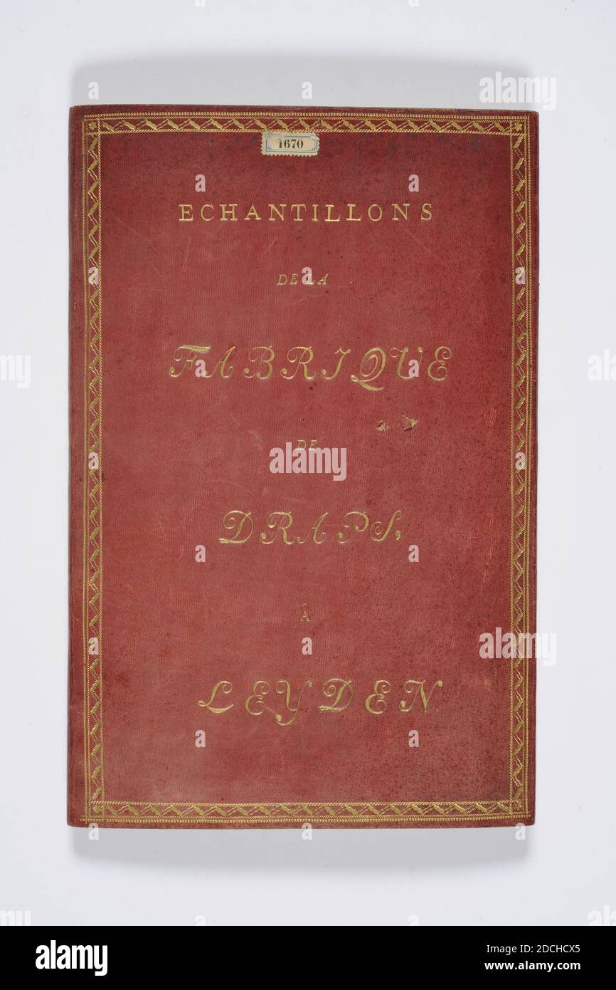 Livre d'échantillons, Anonyme, dernier quart du XVIIIe siècle, maroc, tissu, carton, encre, papier, portefeuille avec échantillons de tissu. Le portfolio contient une couverture en cuir rouge marocain imprimée avec des ECHANTILLONS DE LA FABRIQUE DE DRAPS A LEIDE. Le portefeuille se compose de huit volets avec différents échantillons de tissu, à gauche avec douze échantillons chacun et à droite avec dix-huit, douze et 22 échantillons chacun. Au-dessus des échantillons sont les inscriptions Draps Extra supra fins, couleurs de mode Unies, draps couleurs de mode Mellées, Extra supra fins, draps de Berrij, draps Ratinees, Drap de Castor, Drap de Vigone, draps bleus Banque D'Images