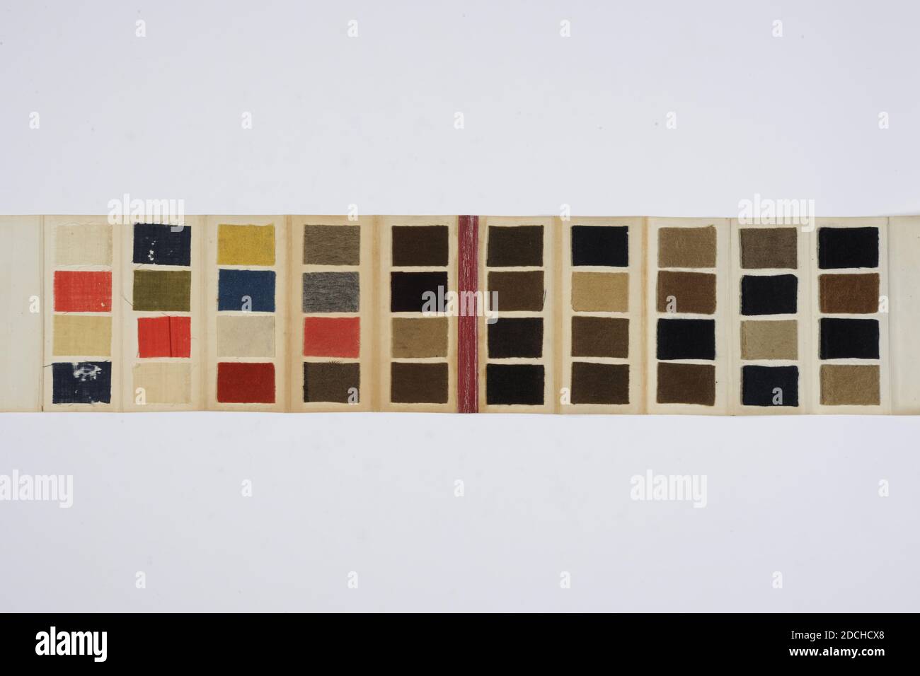 Exemple de livre, Anonyme, c. 1800, maroc, encre, carton, laine, papier, imprimé, portefeuille avec échantillons de laine. Le portfolio contient une couverture en cuir rouge marocain imprimée avec ECHANTILLONS DES ETOFFES DE LAINE FABRIQUE A LEIDE. Le portefeuille se compose de dix rabats, dont quatre en acier laineux collés sur chaque rabats. Les échantillons s'exécutent de la laine très épaisse sur le premier coup à la laine très fine sur le dernier coup. Dans la doublure en papier de la pochette se trouve le filigrane J. Honig et Z [oon], fermé: 23 x 10.5 x 4,2 cm (230 x 105 x 42mm), ouvert une fois: 23 x 21.3 x 2.2cm (230 x 213 x 22mm) Banque D'Images